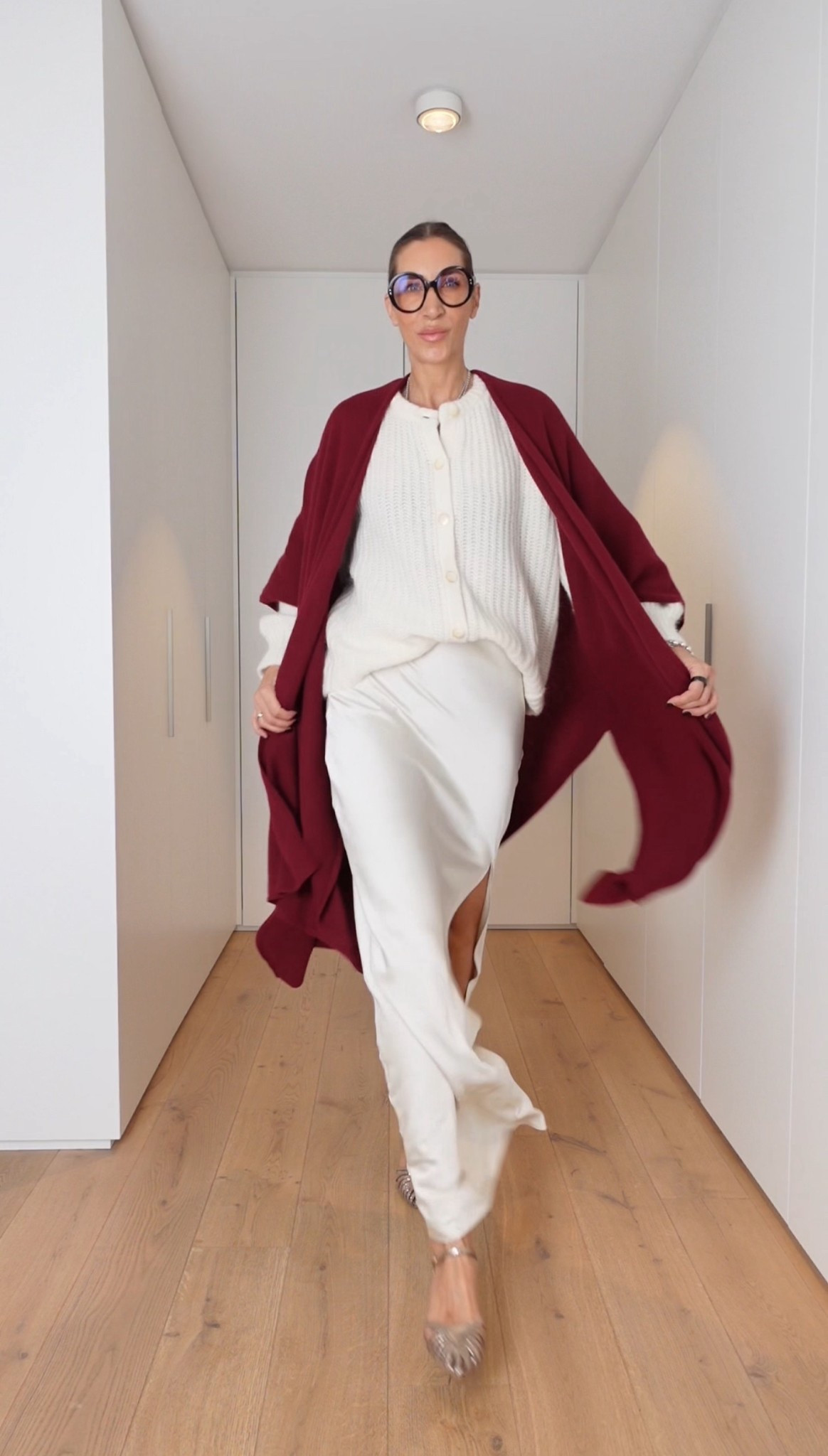 Bordeaux & Cremeweiß. Ob ich es wohl liebe? Den Kaschmir Poncho findest du bei Petit Calin Hamburg. Cardigan und Rock habe ich für dich verlinkt  

#LTKdeutschland #LTKü50 #LTKstyletip