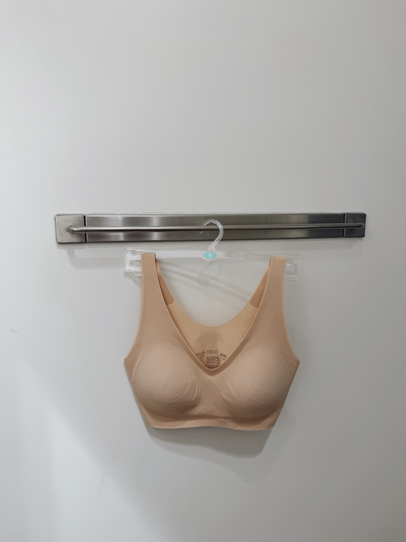 FYI this is a great t shirt bra! Super seamless and very comfy. I wear size S (I’m an AU8 and usually a 32C)