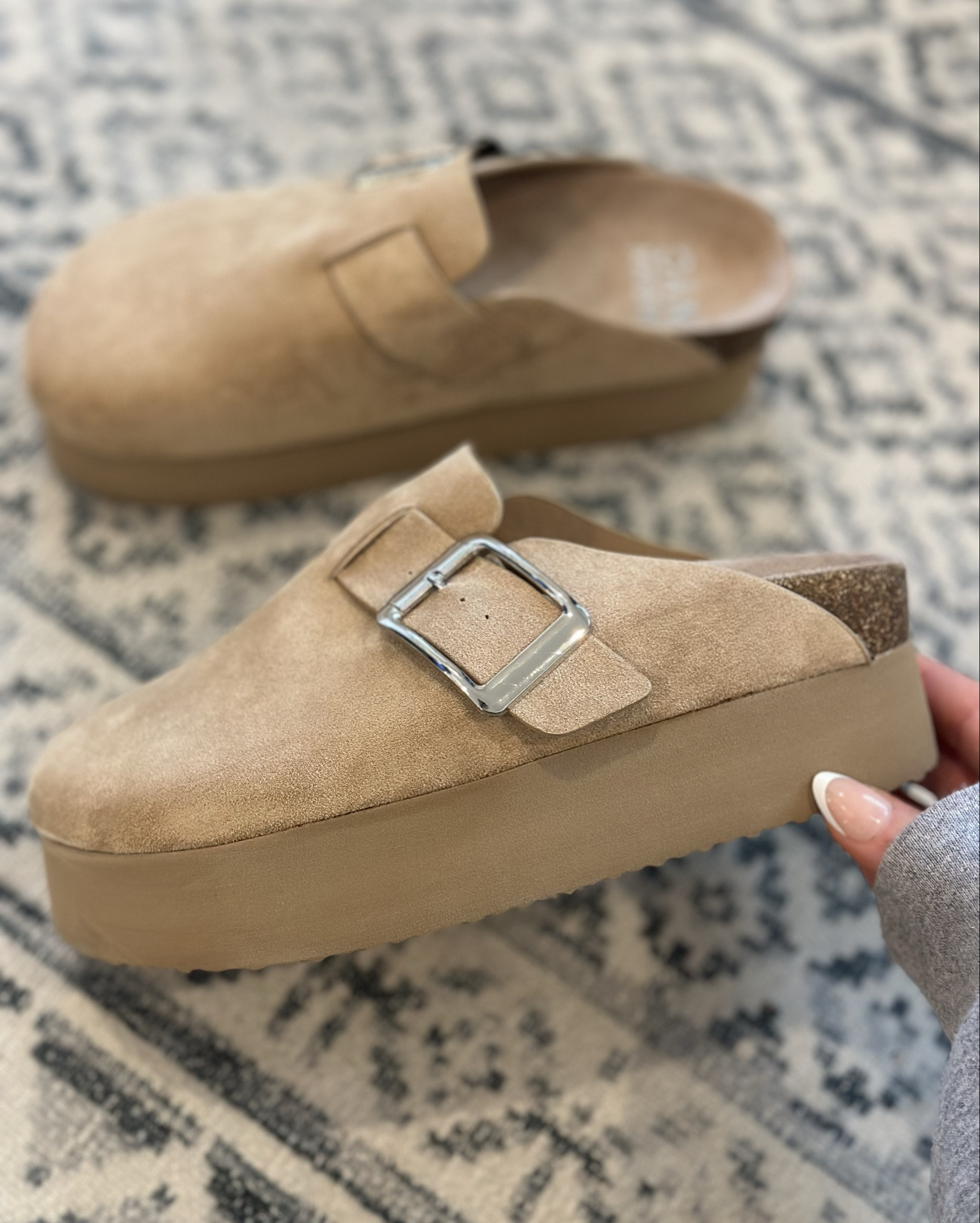 new $26 Look-alike platform clogs from Walmart! 👀Runs true to size! 




#walmart #walmartfashion #walmartstyle #walmartfinds #fall #fallfashion #fallstyle #fallshoes #clogs #platform #platformclogs #lookalike #clogshoes #maddennyc

#LTKVideo #LTKShoeCrush #LTKStyleTip