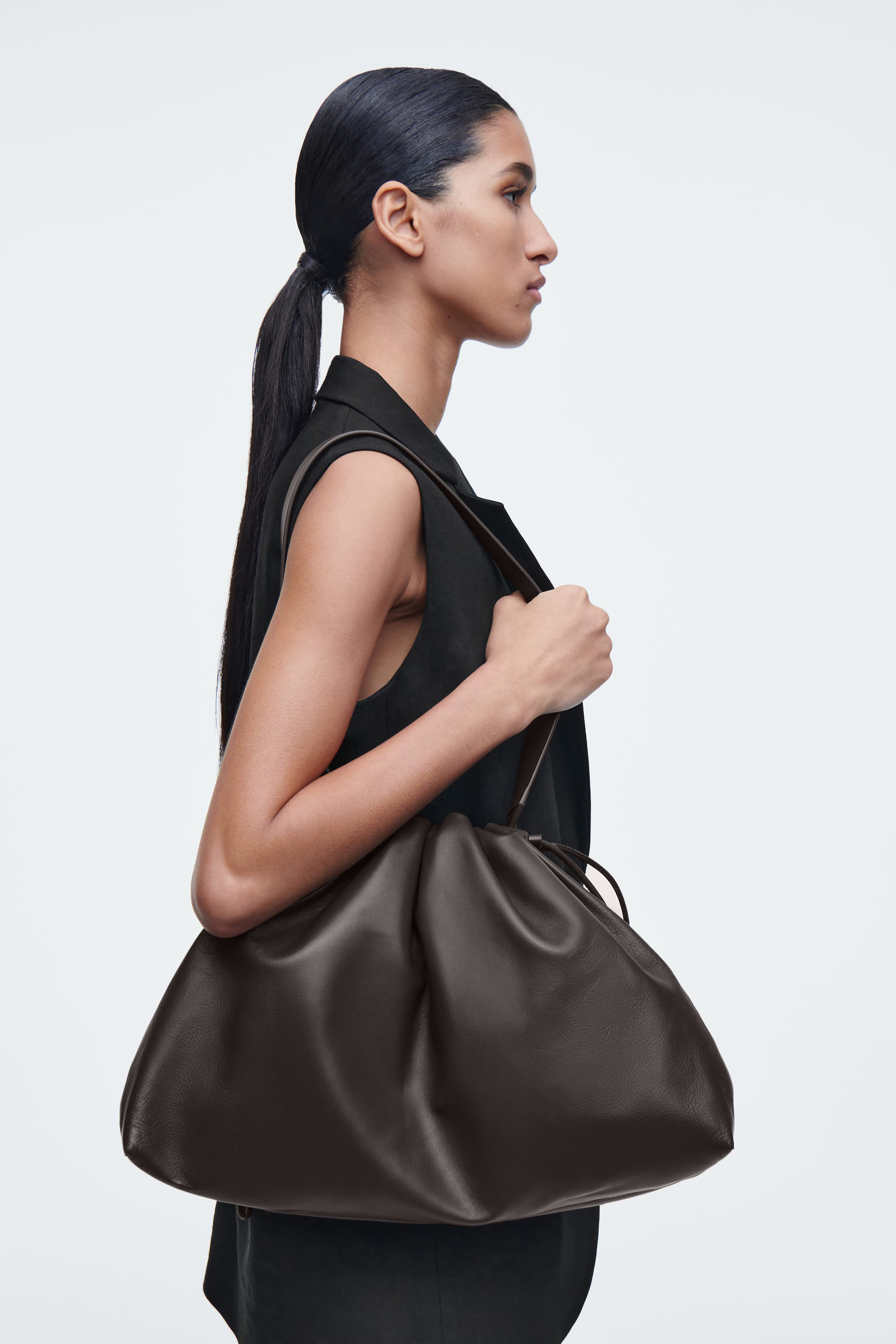 CAVATELLI CLUTCH BAG - LEATHER - CHESTNUT | COS | COS (EU)