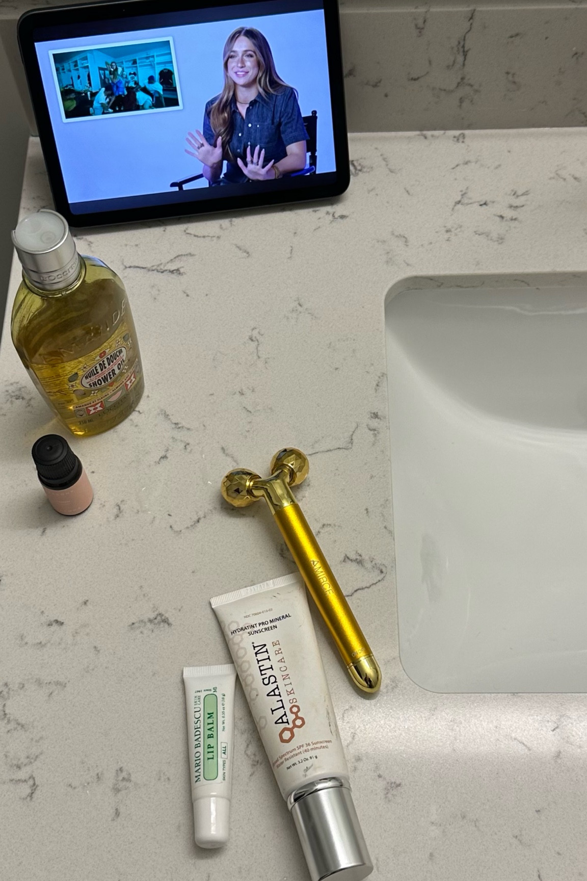 the way I can use this shower oil and it foam into a satisfying wash yet leave your skin so moisturized. Chefs kiss 🧈✨


L’occitane body oil, shower oil, skincare, best shower products, clean beauty  