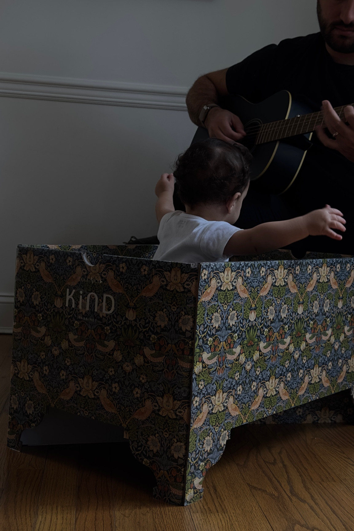 Love this cardboard bassinet. Originally I thought I would toss it as he got older, but it’s actually been a great item for him to learn how to sit up. #babygear 