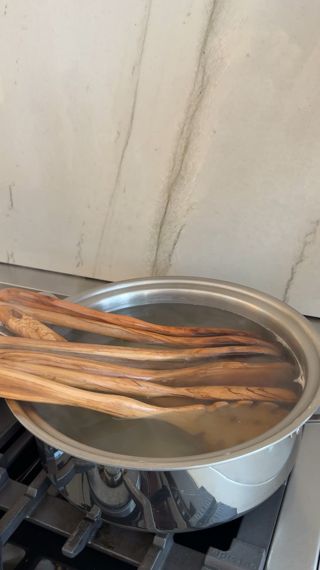 Deep cleaning my wood kitchen utensils in boiling water with baking soda and lemon👏🏻👏🏻

Home
Sunday reset 

#LTKHome