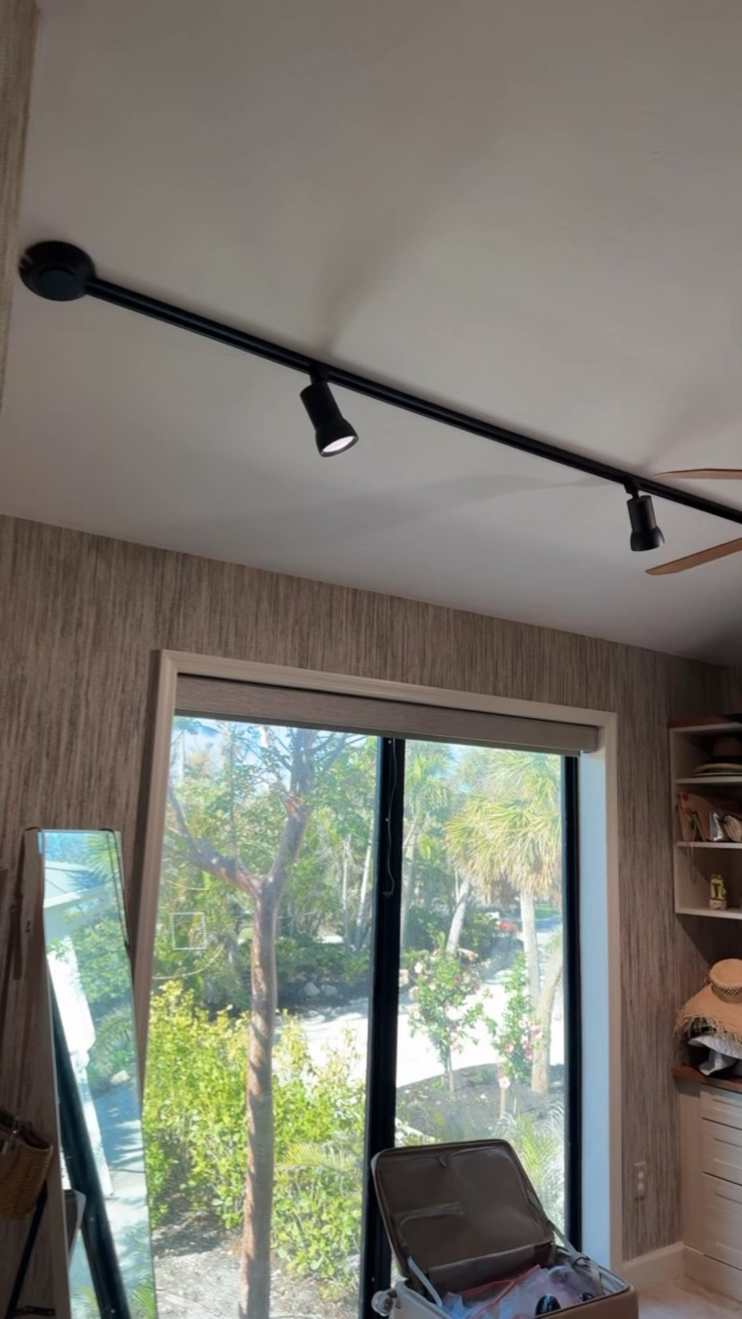 The 8.5W LED track light head has a CRI90+ rating, this allows the light to render more closely to the object's true and original color, thus produce a more accurate and vivid lighting than other lighting alternatives.
Easy Installation

The full length mirror can be used as a standing, wall hanging, or leaning mirror, perfect for any space in your home