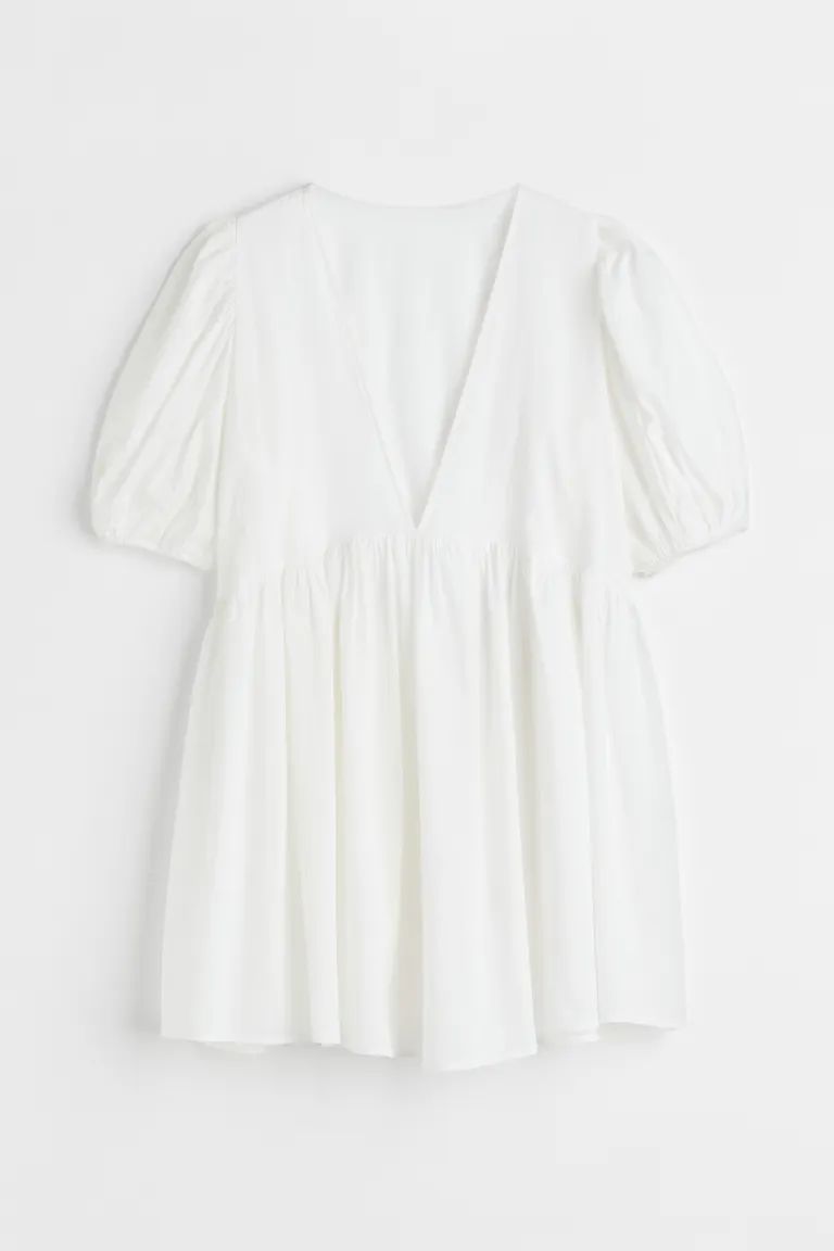 Short beach dress in softly draped woven fabric made from a viscose blend. Low-cut V-neck, short ... | H&M (US)