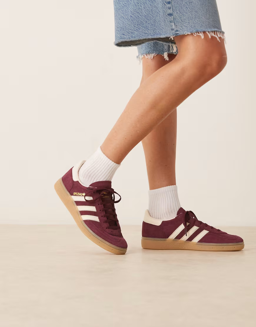 adidas Originals - Handball Spezial - Sneakers met rubberzool in kastanjebruin en crème-Rood | ASOS (Global)