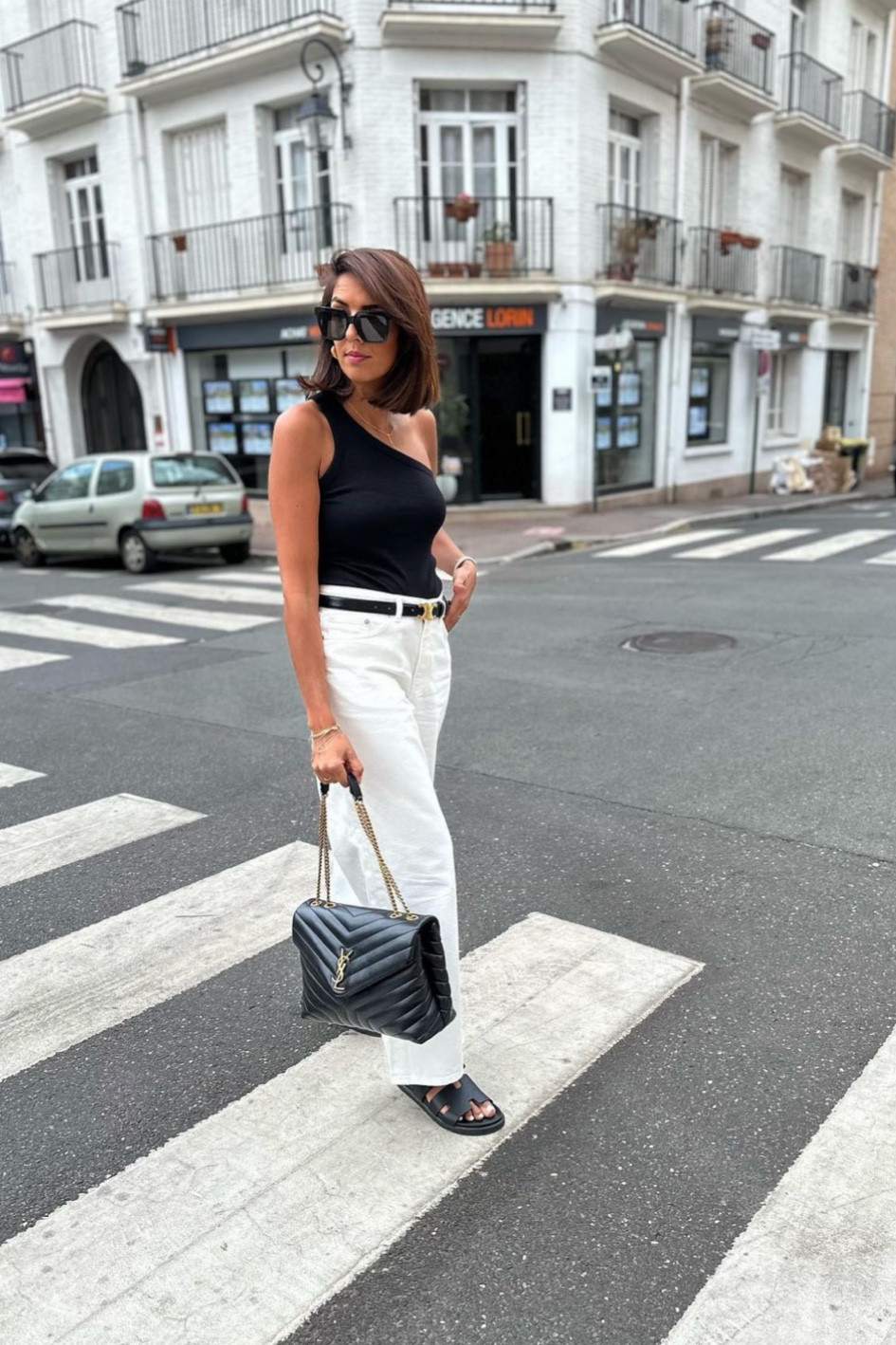 Look du jour casual, top asymétrique noir, jean ample blanc coupe droite, ceinture Céline triomphe noire en cuir, sac porté épaule Loulou medium Saint Laurent, sandales Hermès Chypre

#LTKitbag #LTKFind #LTKstyletip