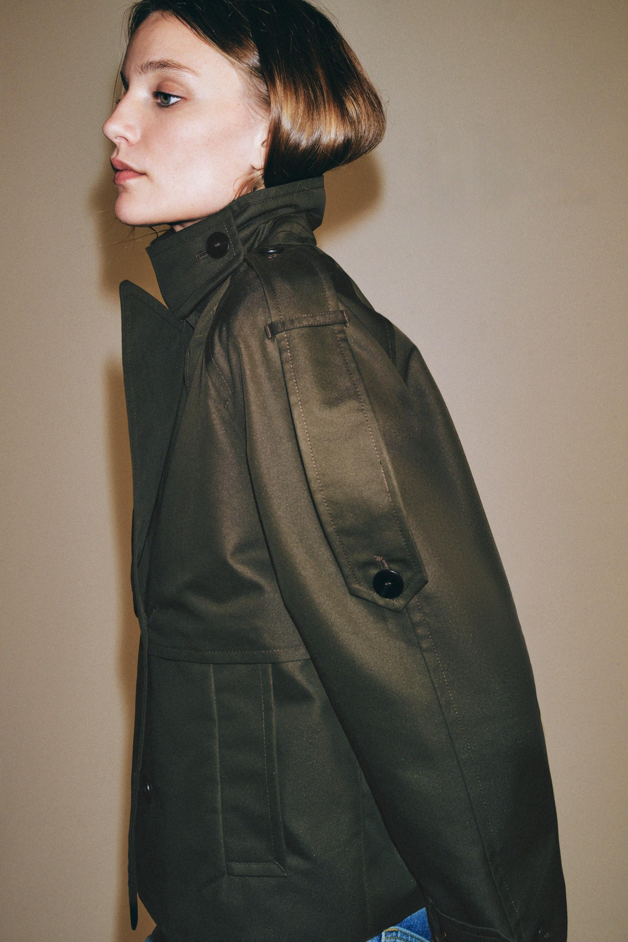 ZARA WOMAN COLLECTIONShort trench coat made from cotton blend yarn. Featuring a regular collar an... | Zara FR