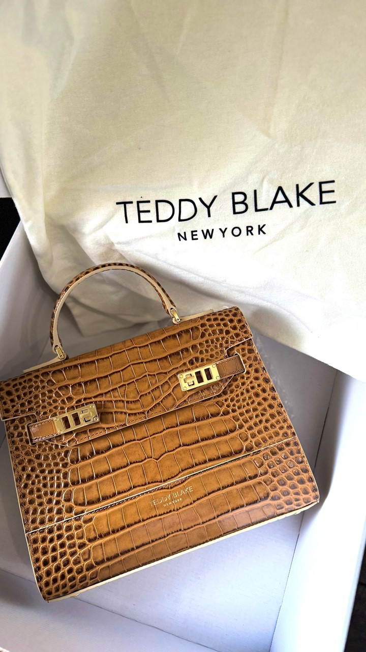 The brown 11” Kim Croco bag from @teddy_blake is the perfect mix of luxury and functionality. Made with premium leather and stunning croc-embossed detail, the quality speaks for itself. Don’t let the size fool you, it’s super spacious and fits all my daily Essex with ease! 

#teddyblake #luxurybag #luxury #whatsinmybag #baglover #italianleather #fashioninspo #handbagstyle #womensfashion #ugccreator #dallasinfluencer #dallasinfluencers #dfwinfluencer
