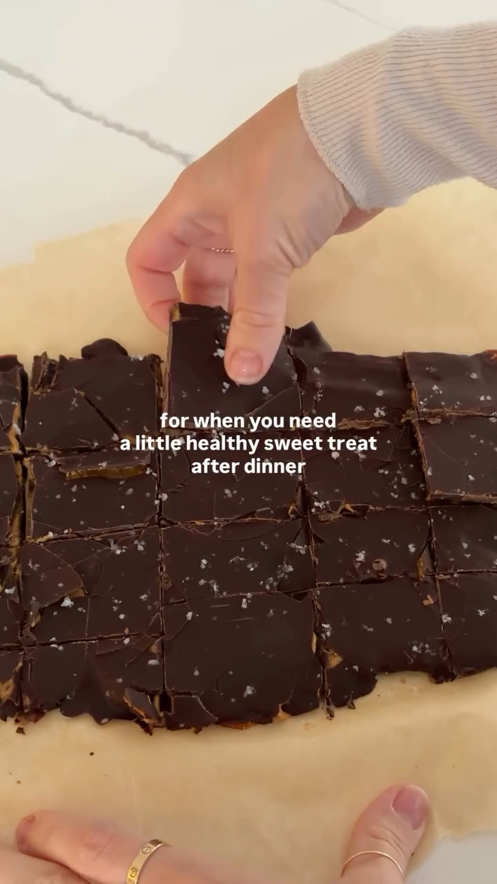 for my sweet treat after dinner girlies 🍫 

the “snickers” date bark is my fav little treat. 3 ingredients, extremely easy, refined sugar free, some added protein, and just a little bit better for yaaa🤎

#sweettreet #afterdinnerchocolate #chocolateafterdinner #datebark #snickersbark