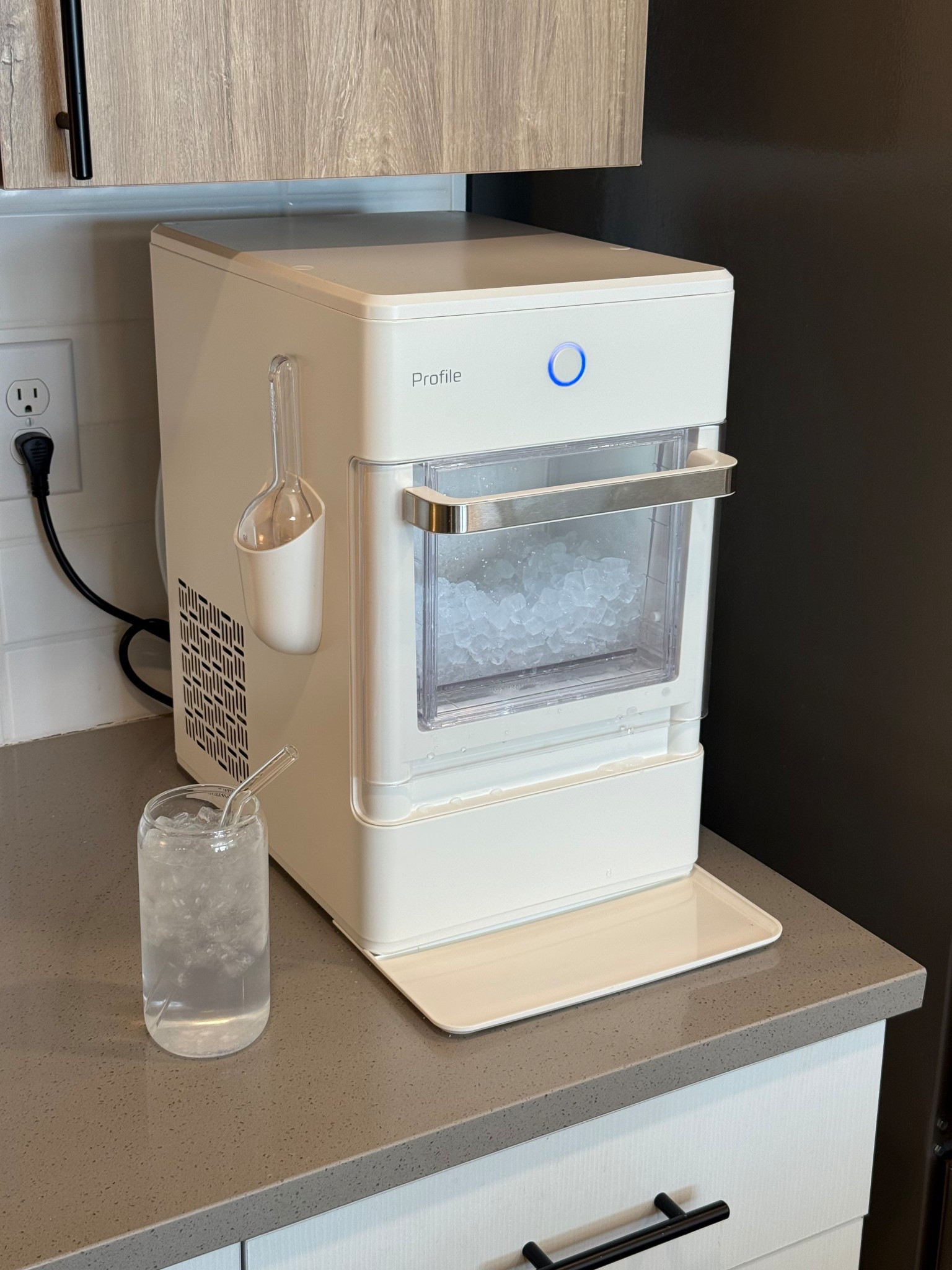 white ice maker 🤍