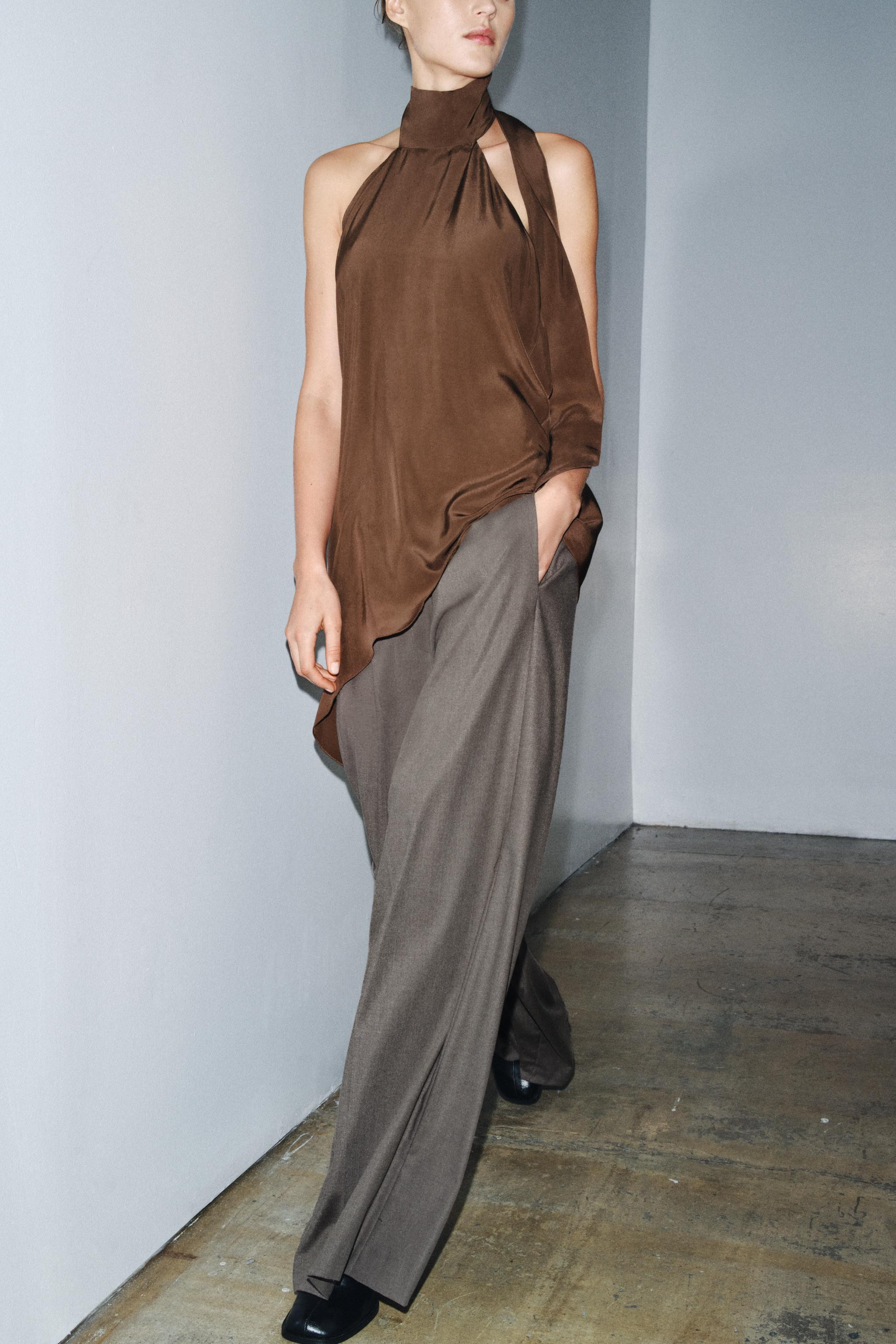 DescriptionColorContentsMeasurementsModel height: 180 cmZARA WOMAN COLLECTIONMid-waist pants with... | Zara Canada