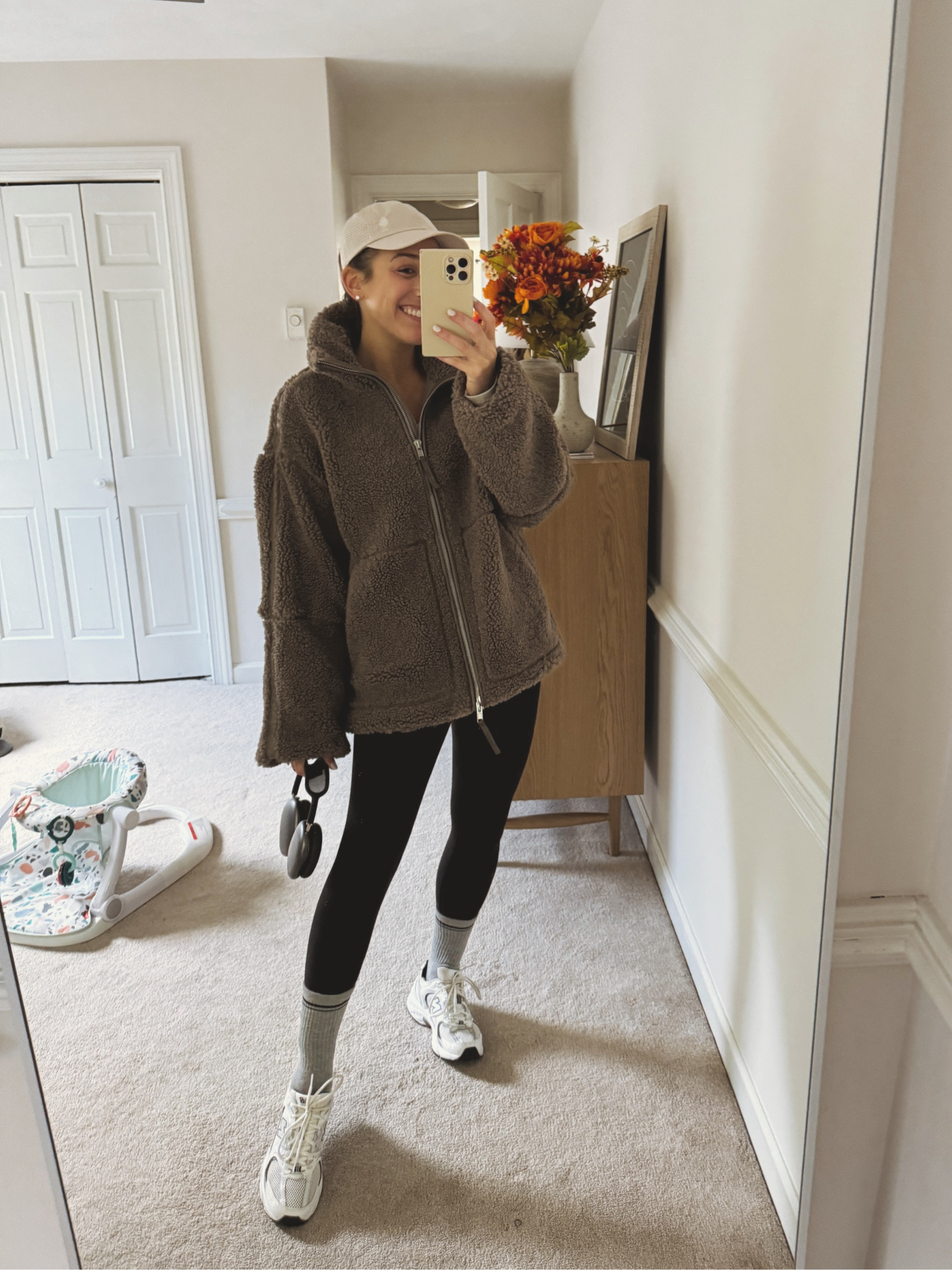 temps finally dropped so I got to break out this oversized teddy jacket for today’s walk 🧸🤎