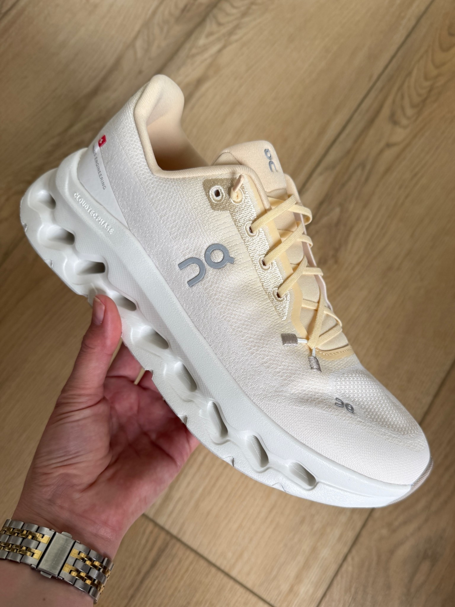 As a trainer enthusiast I thought it about time to try ON and see if they live up to the hype.

First impressions:
- 😍😍😍😍😍 beautiful (this is a brand new colour)
- VERY light!
- Love not having to do up the laces (they’re elasticated)

#LTKuk #LTKfitness #LTKshoes
