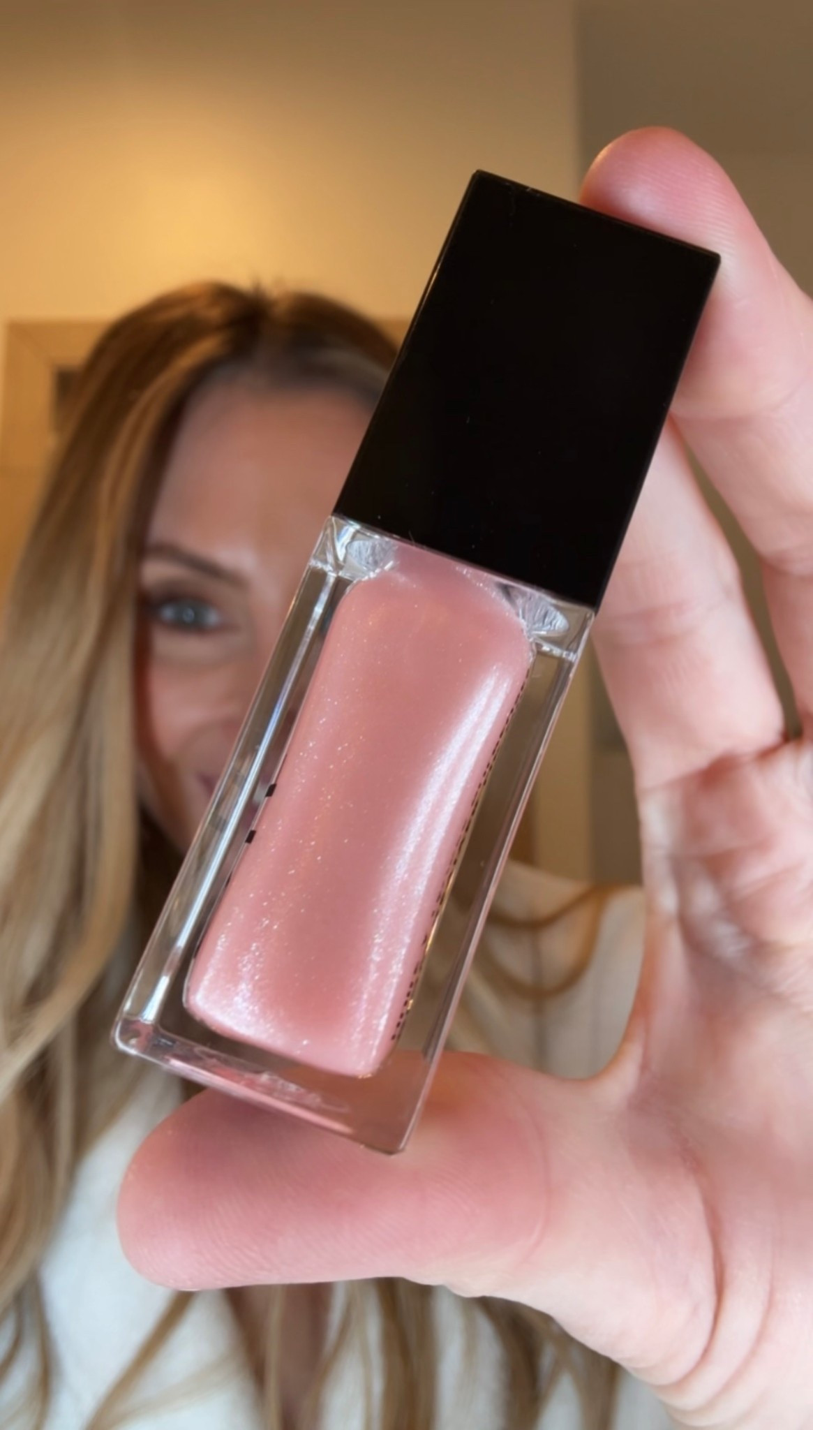 This lip gloss is gorgeous and adds the perfect shine. Such a great gift idea or stocking stuffer! #elfpartner @elfcosmetics