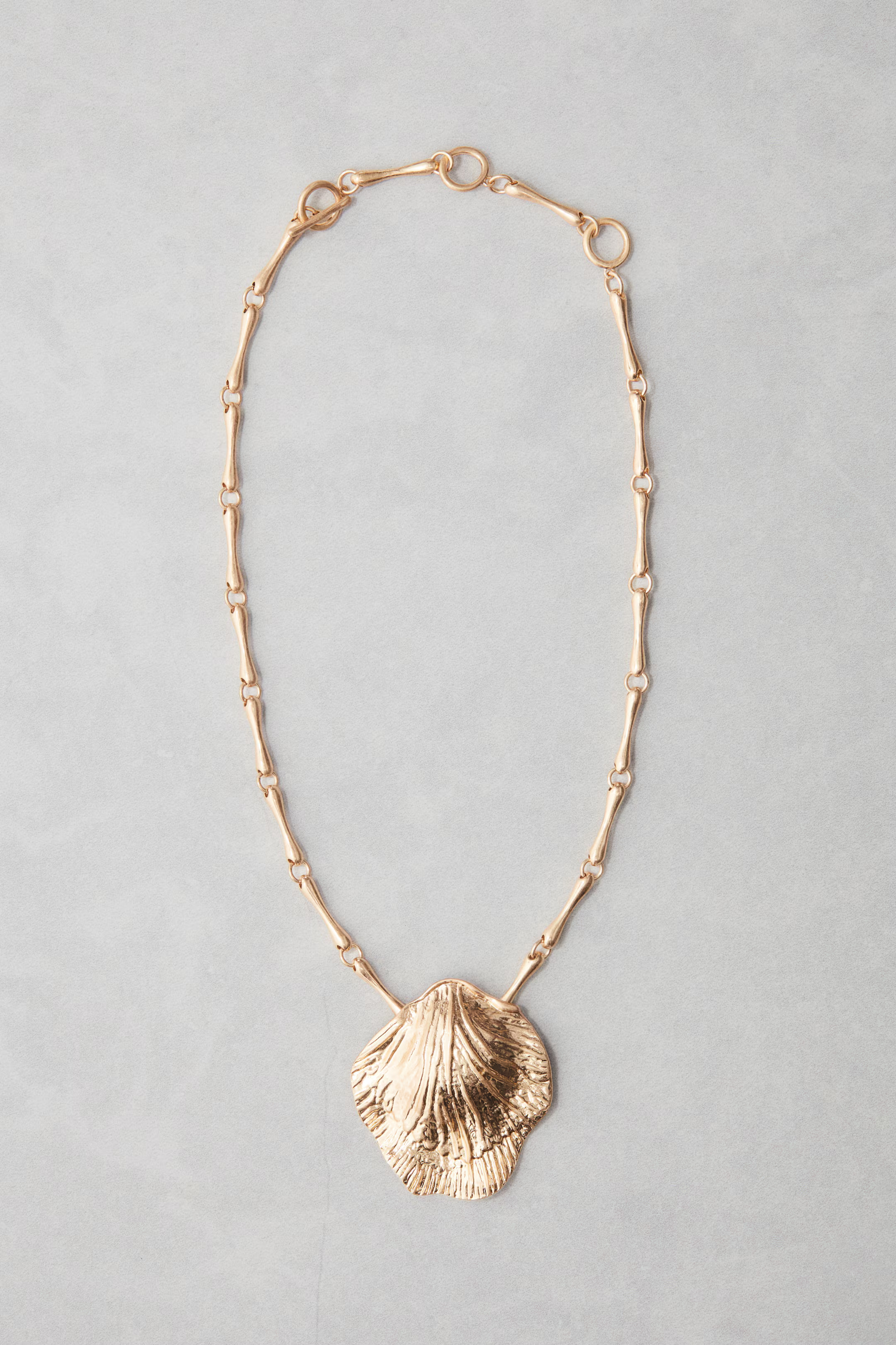 Seashell-pendant necklace | H&M (UK, MY, IN, SG, PH, TW, HK)