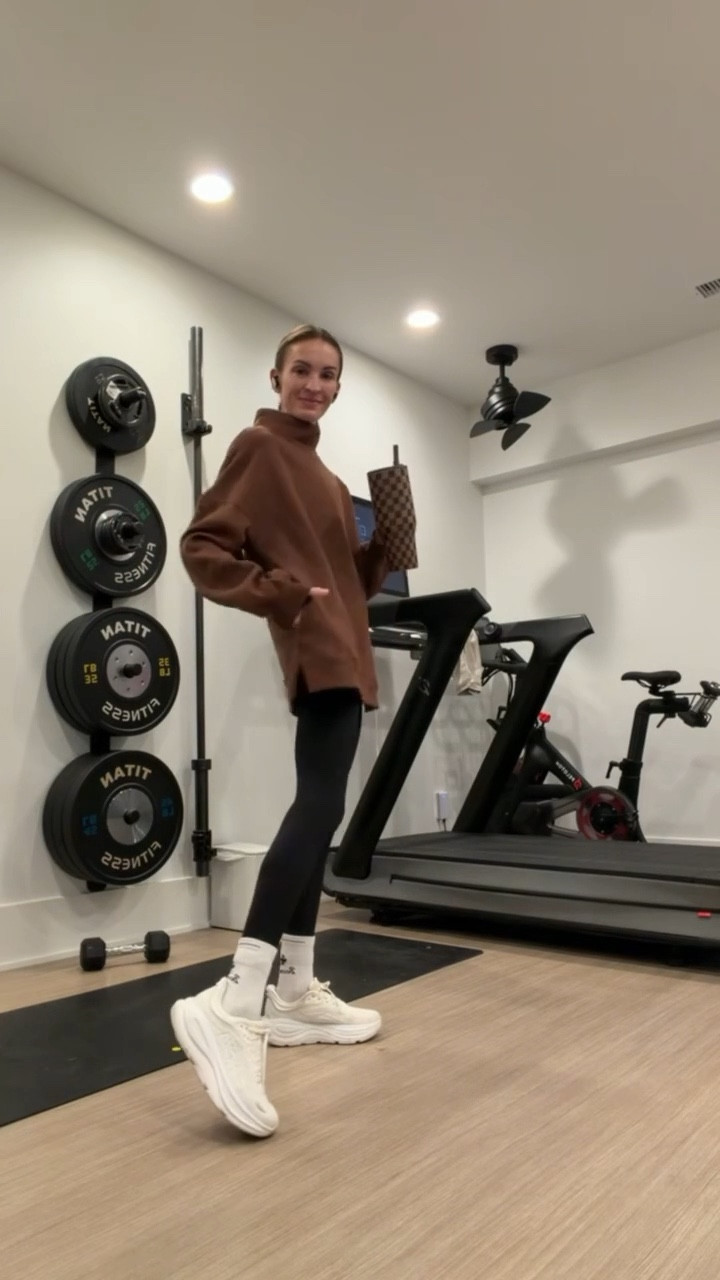 one of my favorite amazon purchases ever! 🤎 such a good oversized sweatshirt that also has POCKETS 🙌🏼