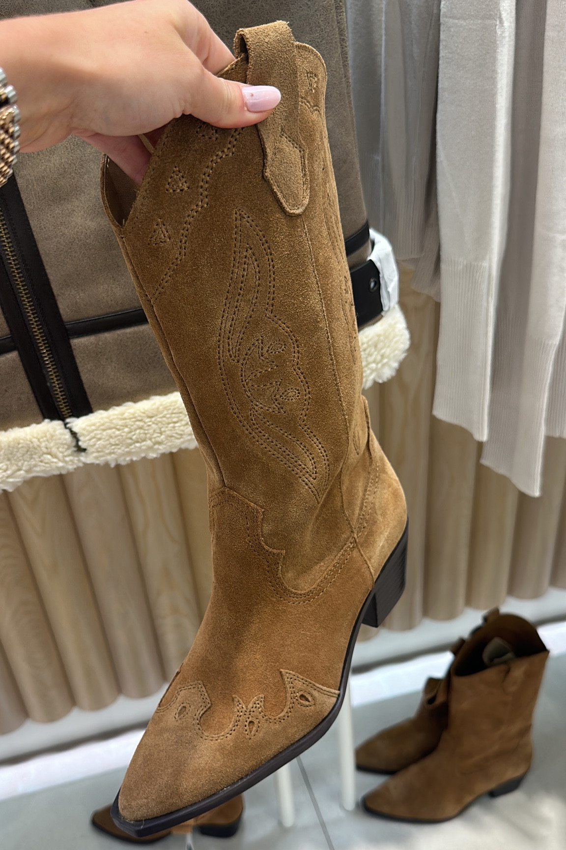 🤠 👢 

Stradivarius | cowboy boots | suede boots 

#LTKunder100 #LTKeurope #LTKstyletip