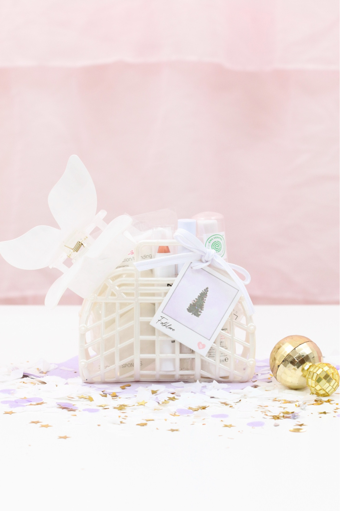 MINI Jelly Bag Gift Series: Taylor Swift Eras. #8 is FOLKLORE
🤍🤍🤍
Heres to the end of winter and the start of spring. A fresh, clean slate!
This mini is all about a fresh start & a good foundation (!) perfect for a tween Swiftie:
🤍 Make-up wipes 
🤍 Foundation sponges
🤍 Primer
🤍 Multi-Purpose face stick 
🤍 Lip gloss  
🤍 Butterfly claw clip

Perfect for Easter, birthdays, party favors or just because! SAVE for that special Swiftie!
🤍🤍
FOLLOW along for more Eras gift ideas!
#easterbasket #taylorswiftparty #taylorswiftgiftideas #eastergiftidea


#LTKSeasonal #LTKparties #LTKbeauty