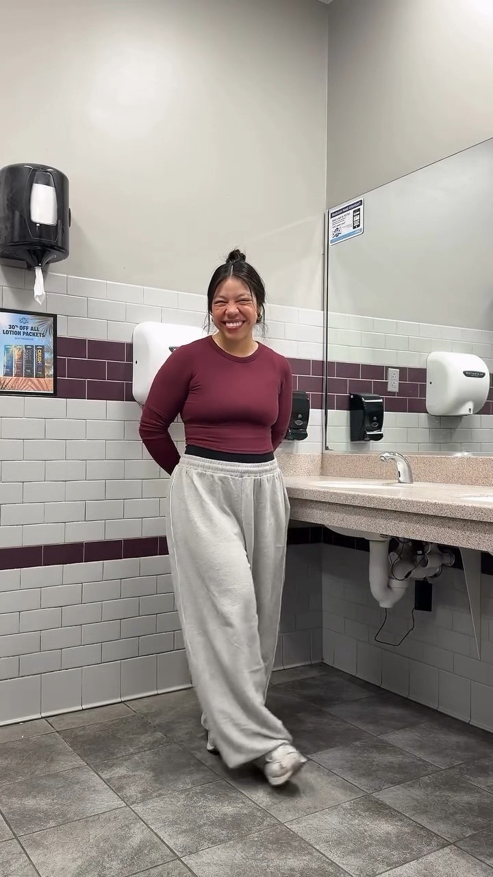 forever a burgundy gal 🤌🏼🤍✨

upper body gym fit 

- lululemon hold tight cropped long-sleeve 
- urban outfitters iets frans harri wide leg jogger pants 
- nike al8 sneakers

#gymfit #gymoutfit #fitcheck #uoonyou #gymgirl