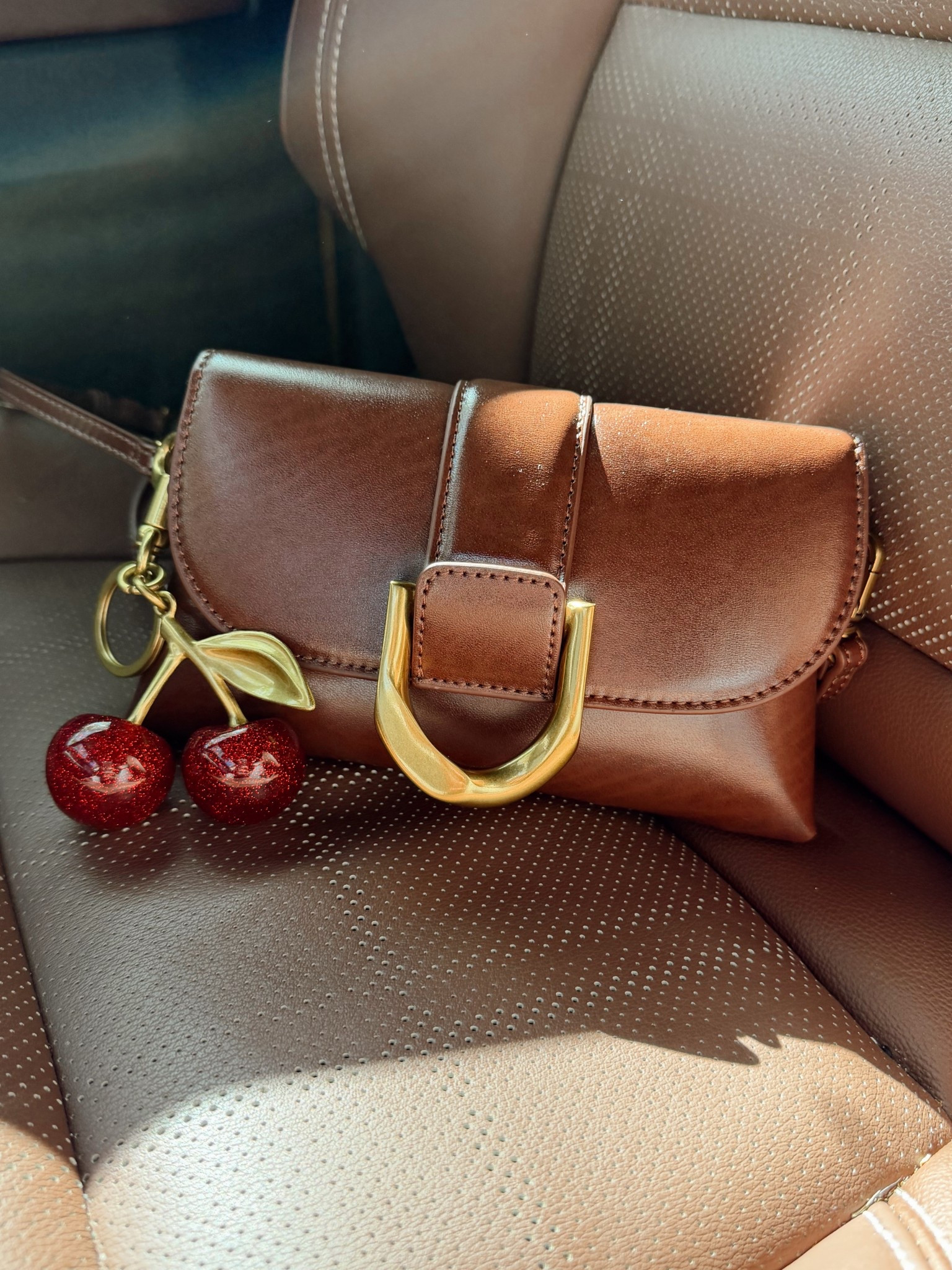 Purse of the day 🍒 I’ve used this cherry bag charm on so many bags and it’s under $10!

Today I’m carrying the Charles & Keith Gabine bag which is probably the most versatile yet unique bag I’ve ever had!
