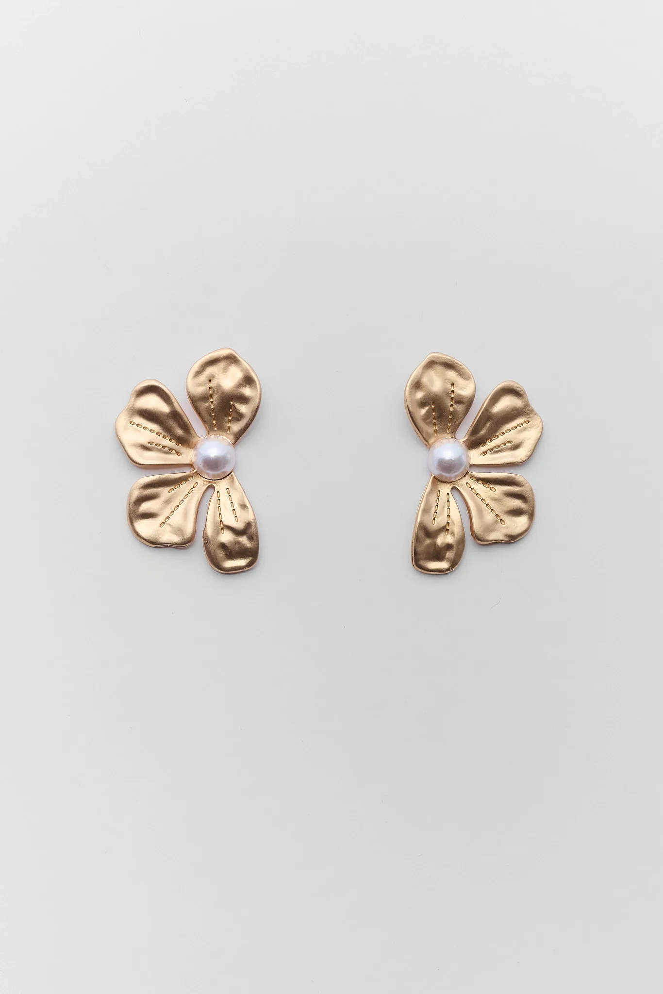 Sydney Gold Flower Stud Earrings | Avara