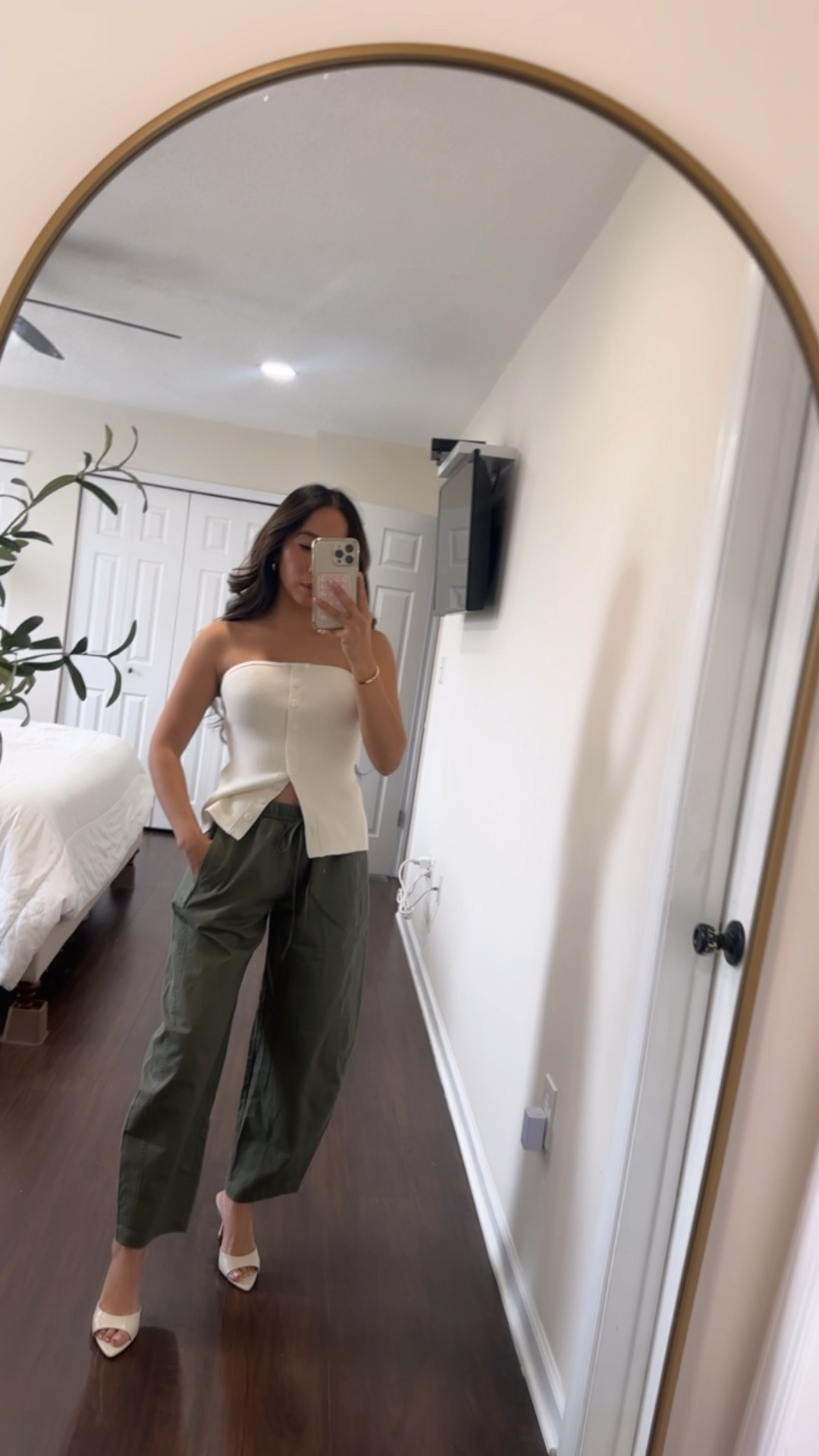 Abercrombie haul: These barrel pants are 10/10 
 Size info⬇️ 
Top: small 
Bottom: XS Short 
Use AFLTK for 25% off #abercrombiehaul #petitefashion #summerstyle  


#LTKPetite #LTKSpringSale #LTKWatchNow