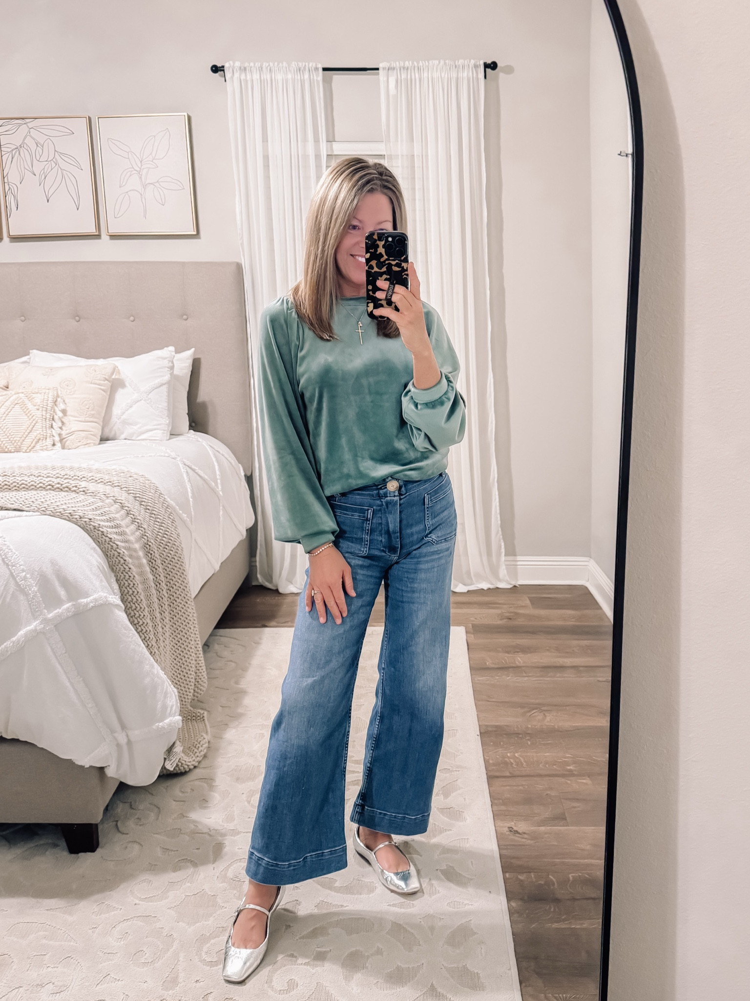 Loft sale! 
Top - small
Jeans - 26 regular 
Flats - tts

#LTKOver40 #LTKStyleTip #LTKHoliday