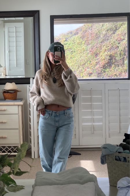 Sunday ootd :) 


Comfiest, softest sweater from princess Polly! I have two colors and grab for them all the time! 

Jeans are the baggy ones from Abercrombie. I sized up :) 