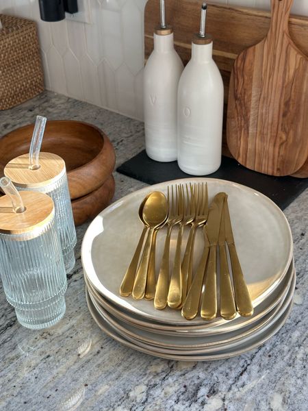 New kitchen finds on Amazon
Ceramic plates 
Wood salad bowls
Gold silverware set 
Glass cups with lids and straws


#LTKVideo #LTKhome