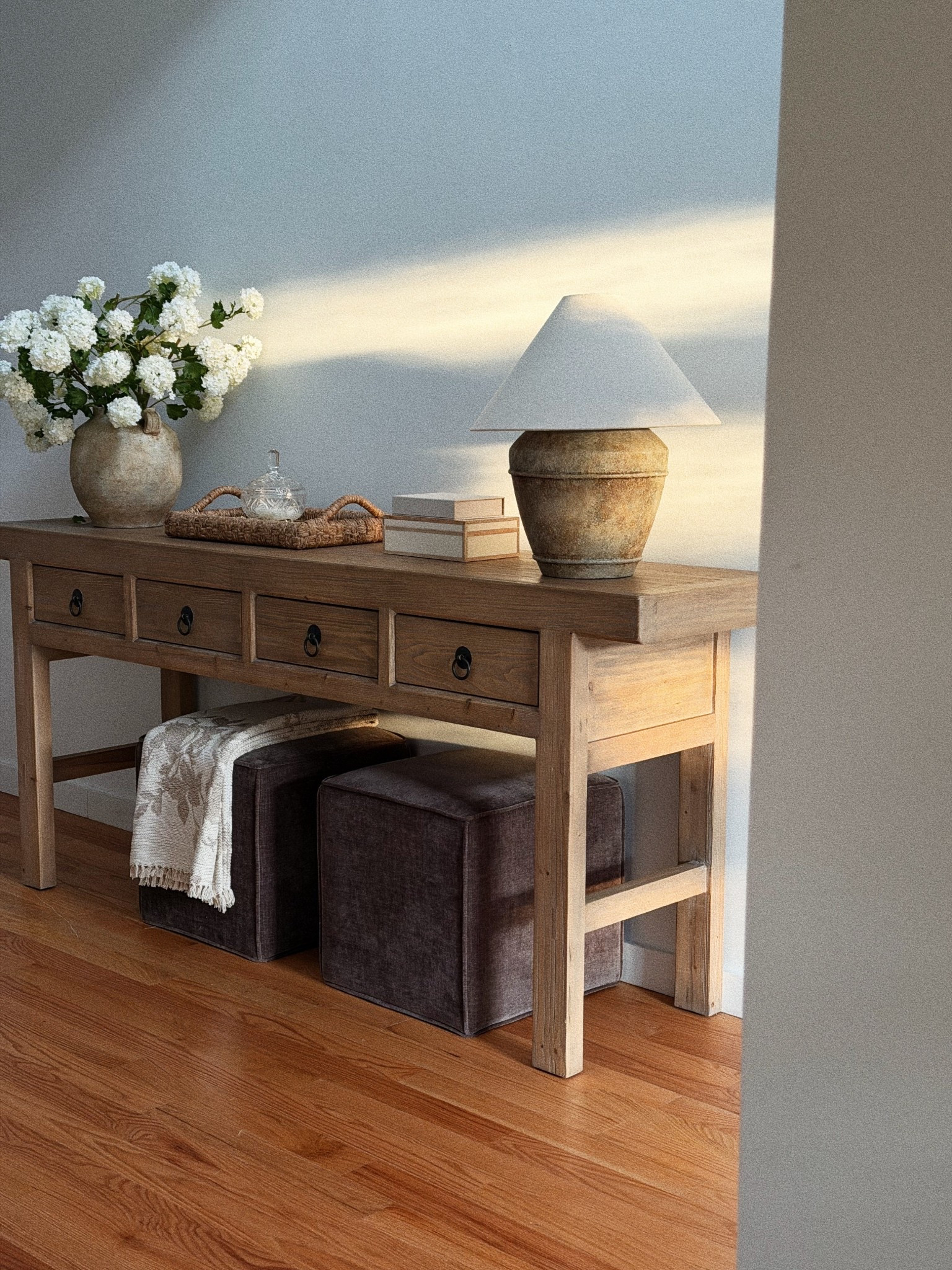console table styling — the lap is a vase with a lampshade. both vases are from homegoods :)



snowball hydrangeas
woven tray
ottoman
neutral blanket
oak console table
vintage console


#LTKHome #LTKSaleAlert