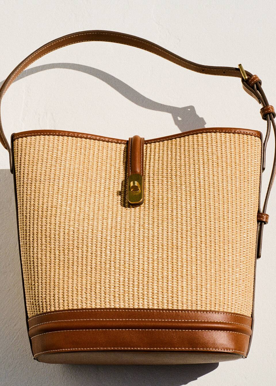 Raffia-effect bucket bag | MANGO (US)