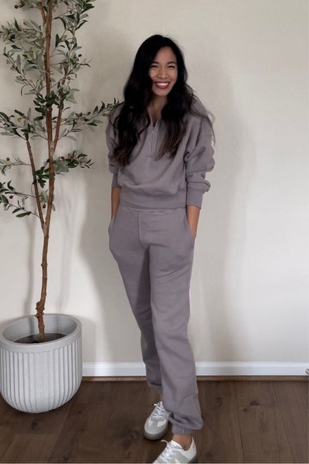 The comfiest set! Wearing size xxs in both top and bottom. This is the taupe grey color  