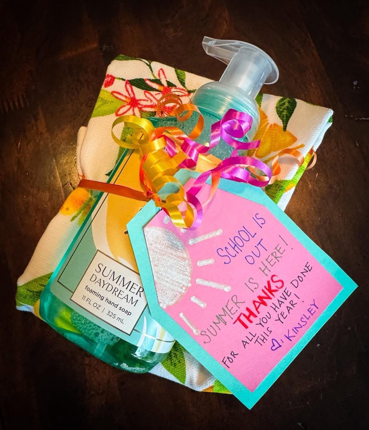 Super cute, fun, easy, and inexpensive end-of-year teacher gift! My daughter’s kindergarten teacher loved it so much! ☀️ #TeacherGift #schoolisout #diygifts