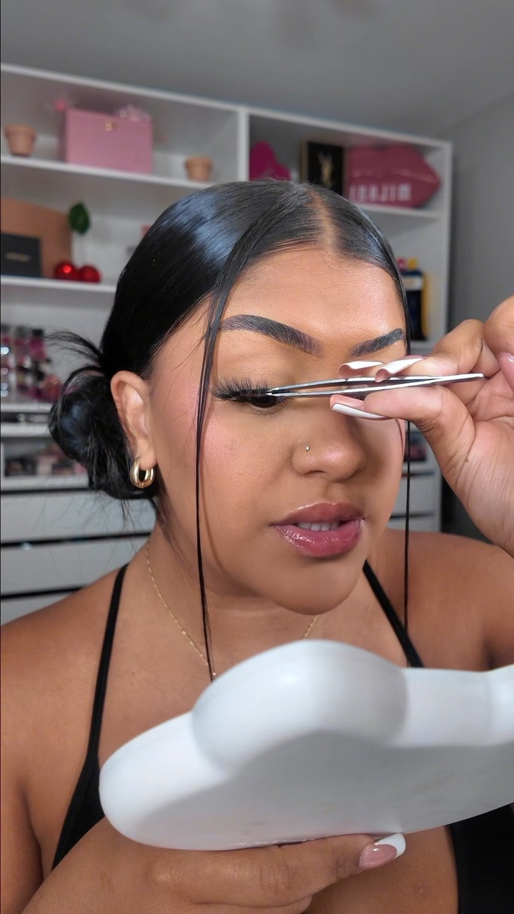 Lash application 101 🤌🏽👀

#LTKBeauty #LTKFindsUnder50 #LTKFindsUnder100