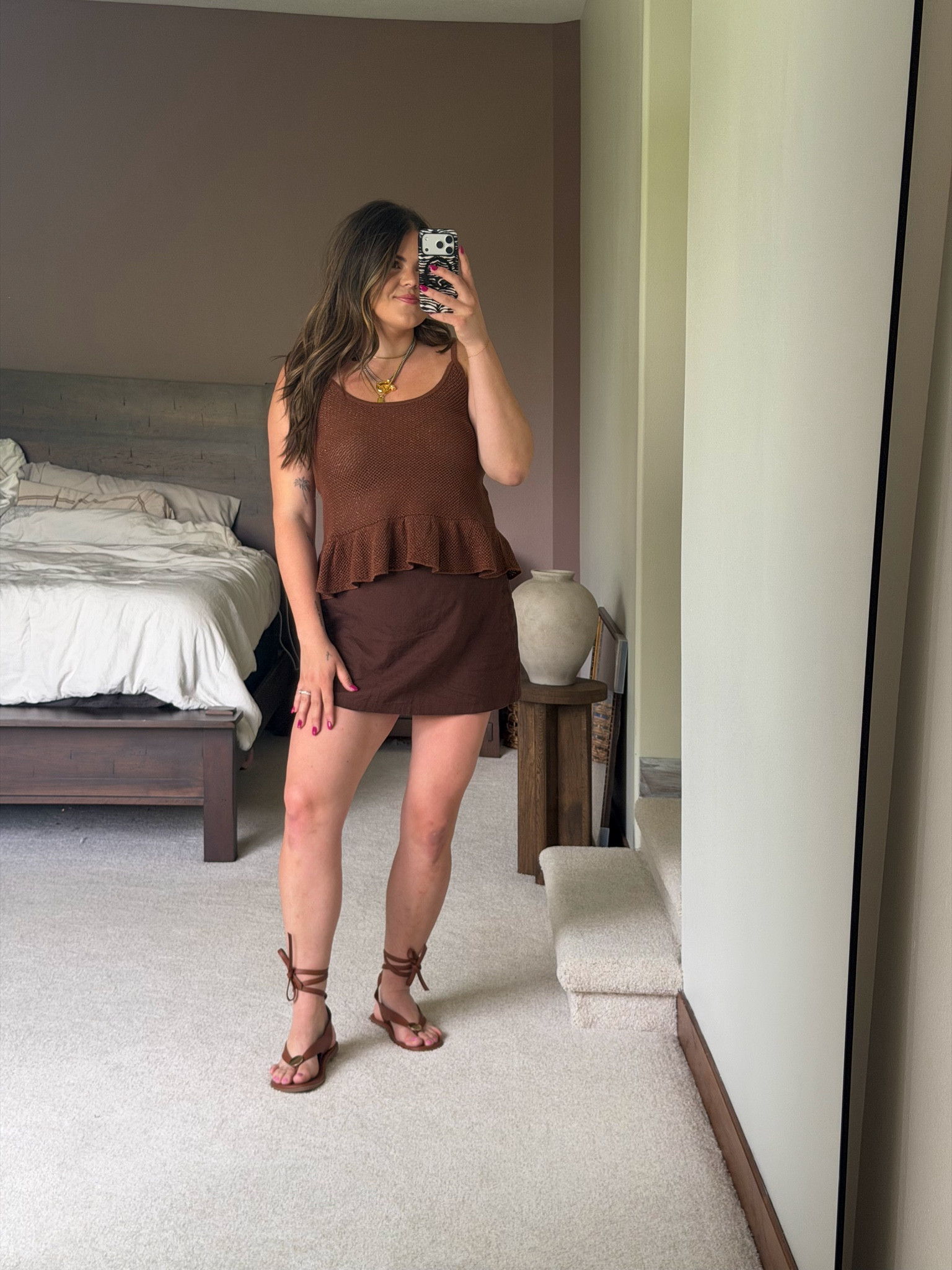 Monochromatic outfit from @oldnavy! So freaking cute! This linen blend skirt is so versatile. Wearing size large in it and the knit metallic peplum tank tops!

Night out, vacation, midsize, size 12, size 14, mom style, curvy outfit