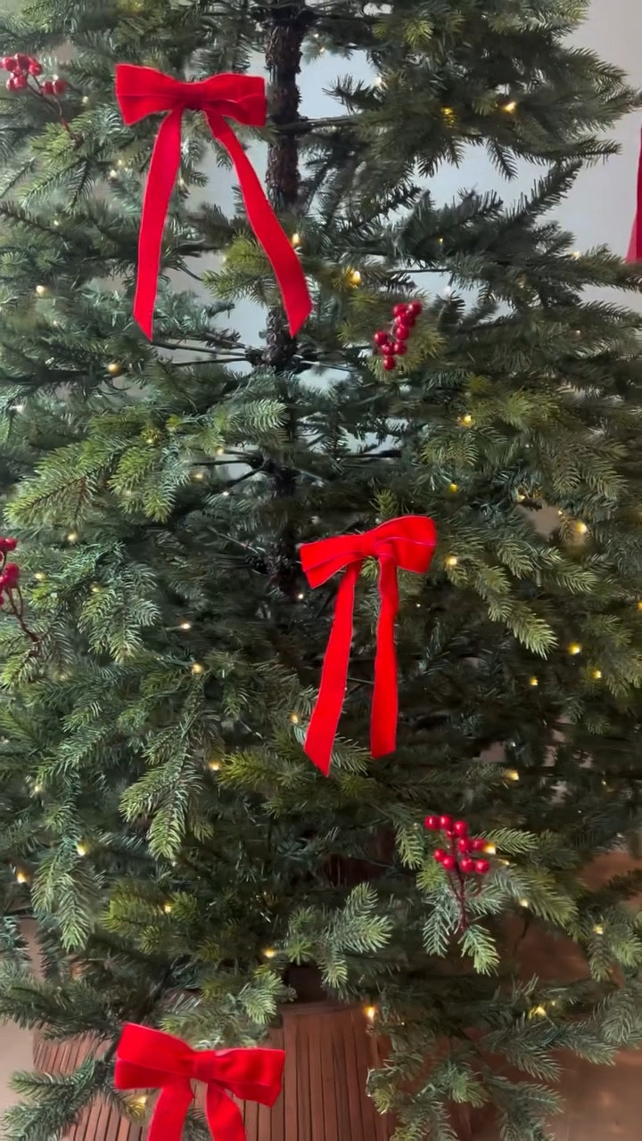 Slowly decorating this gorgeous 7.5’ Rushmore Fir Tree from @kingofchristmas.

Ways to shop:
1. Comment TREE and I’ll send you the direct link 
2. Shop my LTK link in bio

#christmas2025 #kingofchristmas #ad #gifted #redbowchristmas
