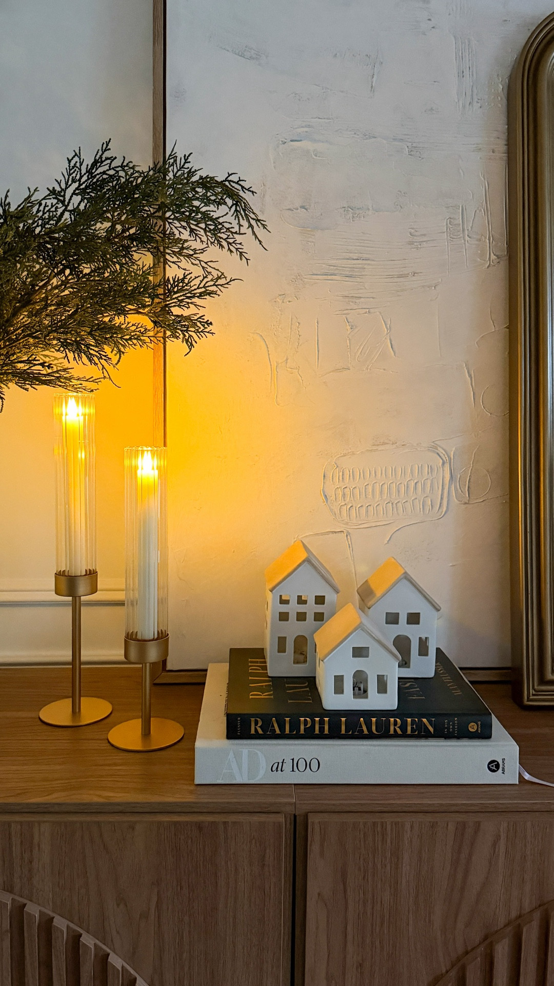 Found the cutest little ceramic houses at Marshalls today. I can’t link the exact ones, but I pulled together the closest dupes so you can still recreate the look. They’re perfect for adding that soft, cozy glow to your holiday styling.✨🤍