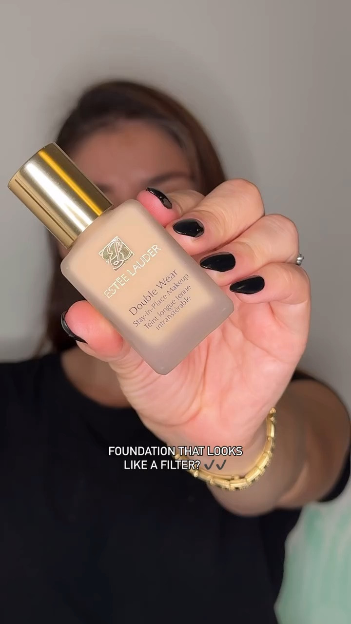 It seriously looks and feels like a filter 😍
The cashmere matte finish feels so silky smooth, it is breathable and lightweight, and sweat and humidity resistant.. just so perfect ✨✨ 

I don’t usually wear heavy foundations and this is medium to full coverage but the silky finish makes it feel light for me as if I’m not wearing anything!

wearing the Estée Lauder Double Wear Stay In Place Foundation in shade 2N1 Dessert Beige ✨

@esteelauder @communityxseen 
#giftedbyestee #esteelauder #myshademystory #communityxseen
