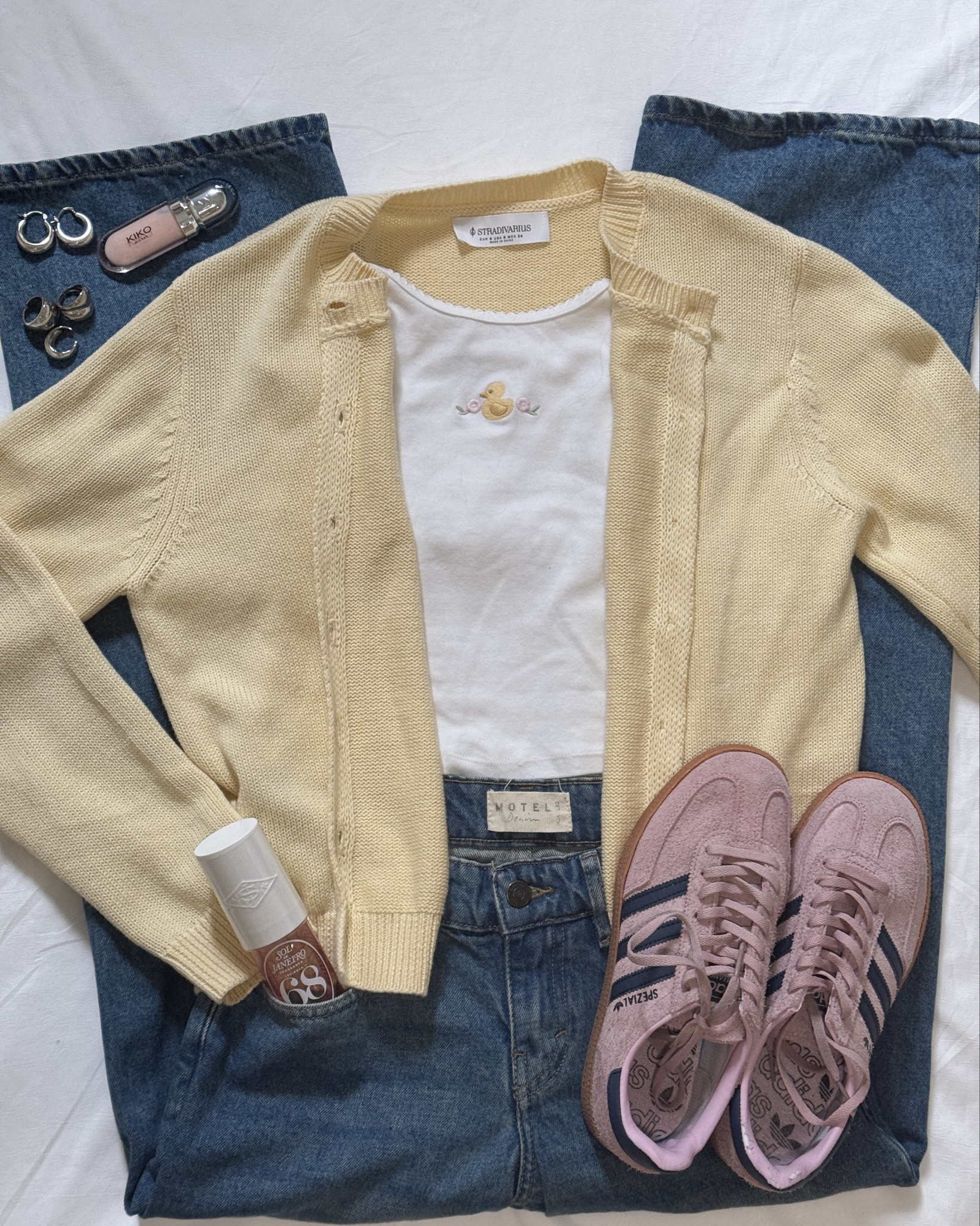 Yellow cardigan spring outfit 
Jeans - motel size 24 l32
Cardigan - Stradivarius size s
Earrings - https://s.click.aliexpress.com/e/_oE7LcIh

