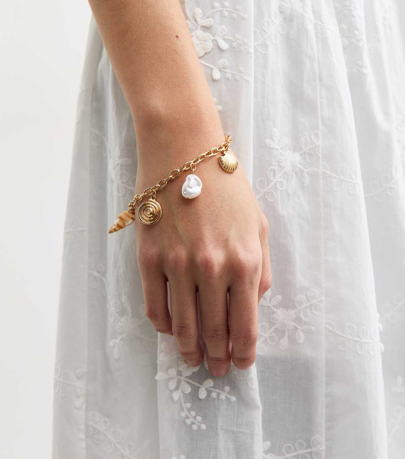 Gold Tone Shell Charm Bracelet | New Look | New Look (UK)