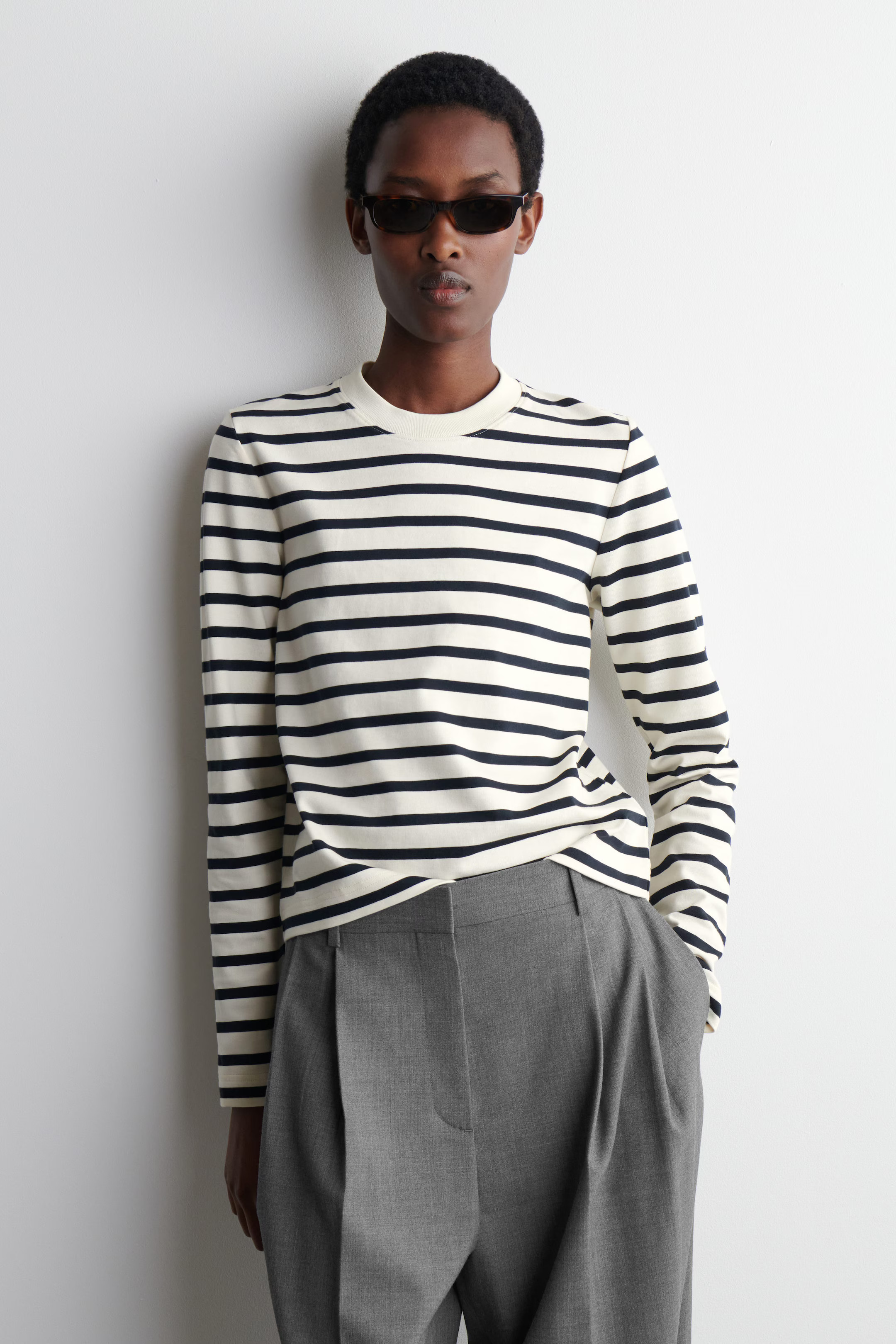 CLEAN CUT REGULAR LONG-SLEEVED T-SHIRT - NAVY | COS (AU)