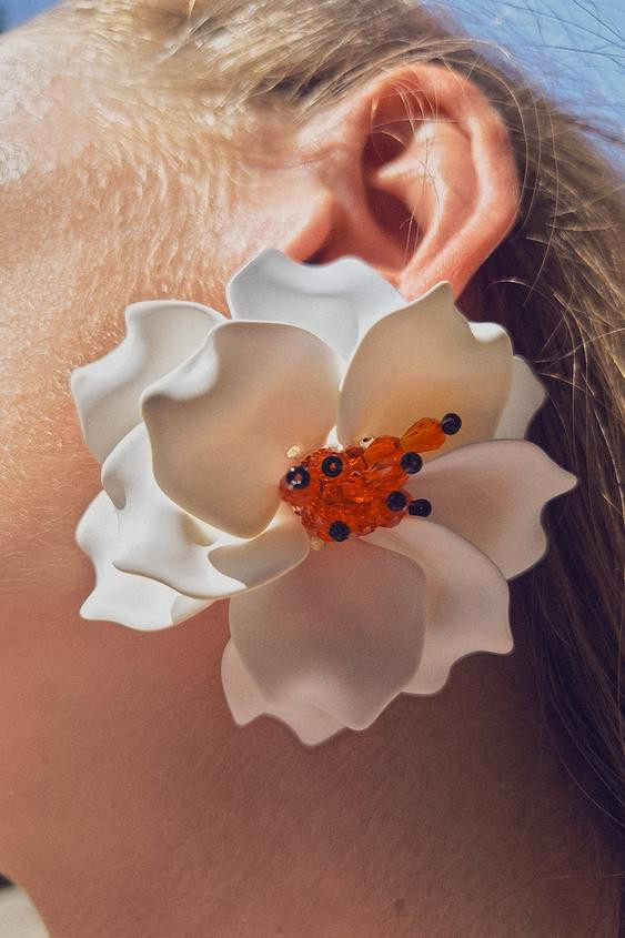 RAISED SHIMMERY FLOWER EARRINGS | Zara US