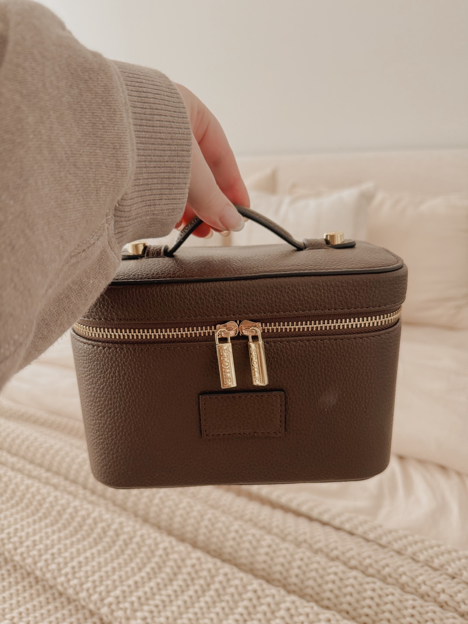 Chocolate Brown Makeup bag 🤍

#LTKHoliday #LTKFindsUnder100 #LTKGiftGuide