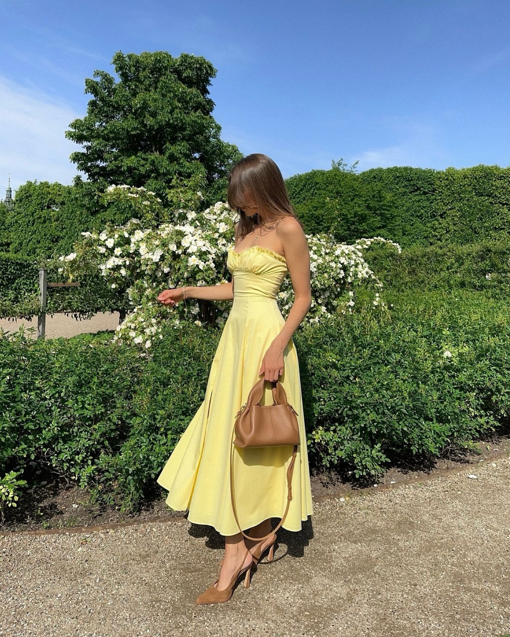 Dreamy summer dress! 💛 wearing xs 
Bag is from Polène Paris 