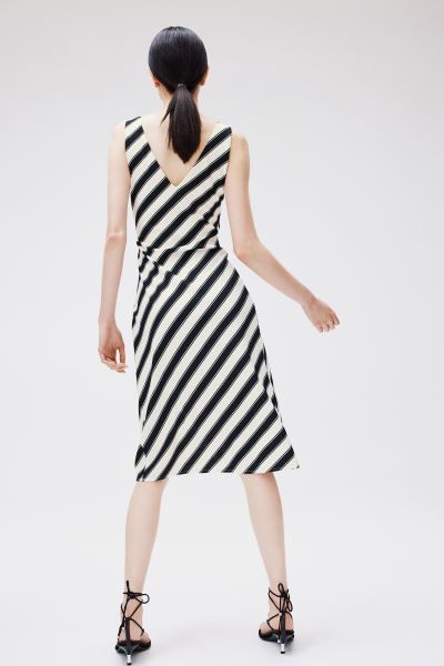 Textured Wrap Dress - V-neck - Sleeveless - Black - Ladies | H&M US | H&M (US + CA)