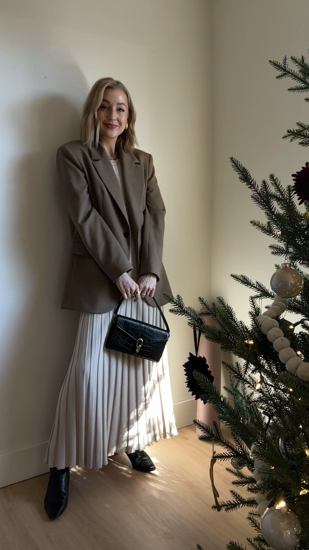 Always remixing my closet favs 🤎🖤

Blazer is Zara from last year, and everything else is linked! 