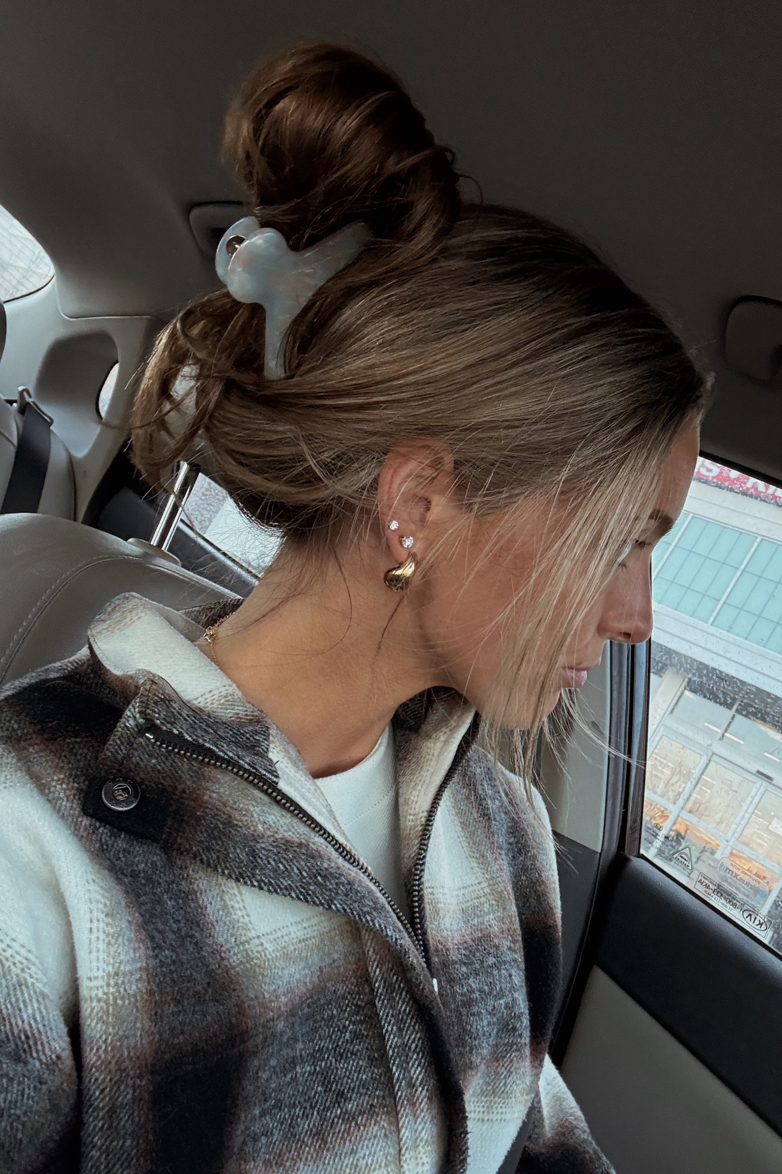 Effortlessly chic with a quick updo and my go-to gold earrings ✨ 

 #HairGoals #ClawClipStyle #EffortlessElegance #GoldEarrings #QuickUpdo #SimpleAndChic #HairInspo #MinimalistBeauty

#LTKSaleAlert #LTKFindsUnder50 #LTKMostLoved