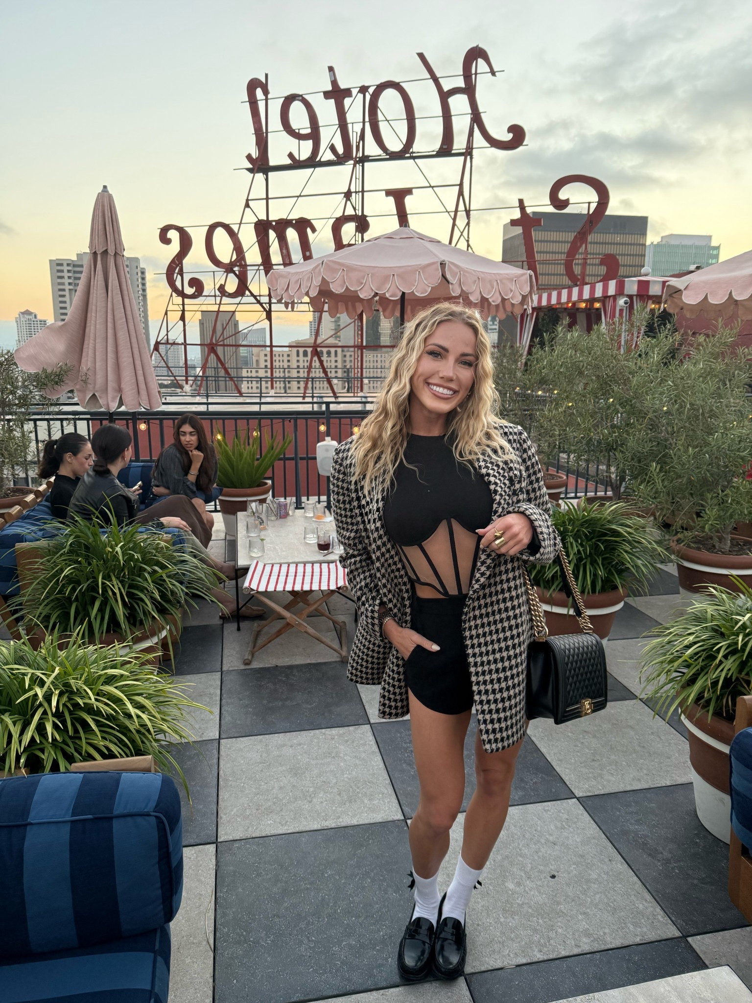 🖤🤍 #classylook #oversizedblazer #businessdinnerlook #businesslook #datenightlook #gilrsnightlook 