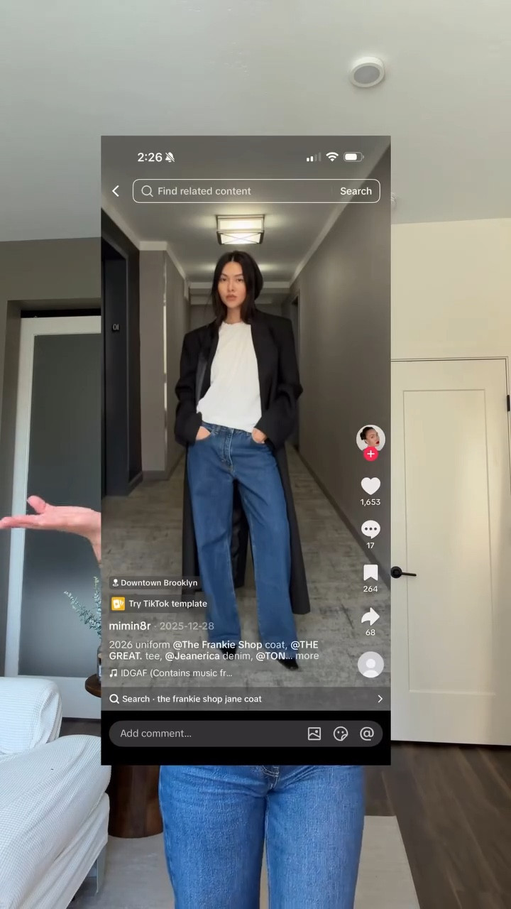 Styling my age 💕 how did I do? I love a simple chic outfit! 

Top @oldnavy 
Jeans @madewell 
Coat & boots @hm 
Bag @tjmaxx 

#outfitideas #ootd #outfitinspo #chicoutfits #styling